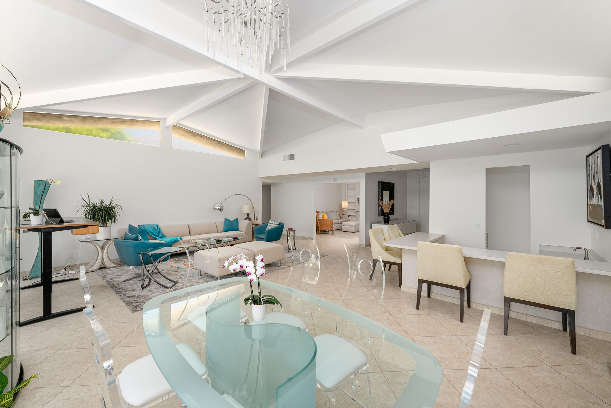 1511 E Twin Palms DR