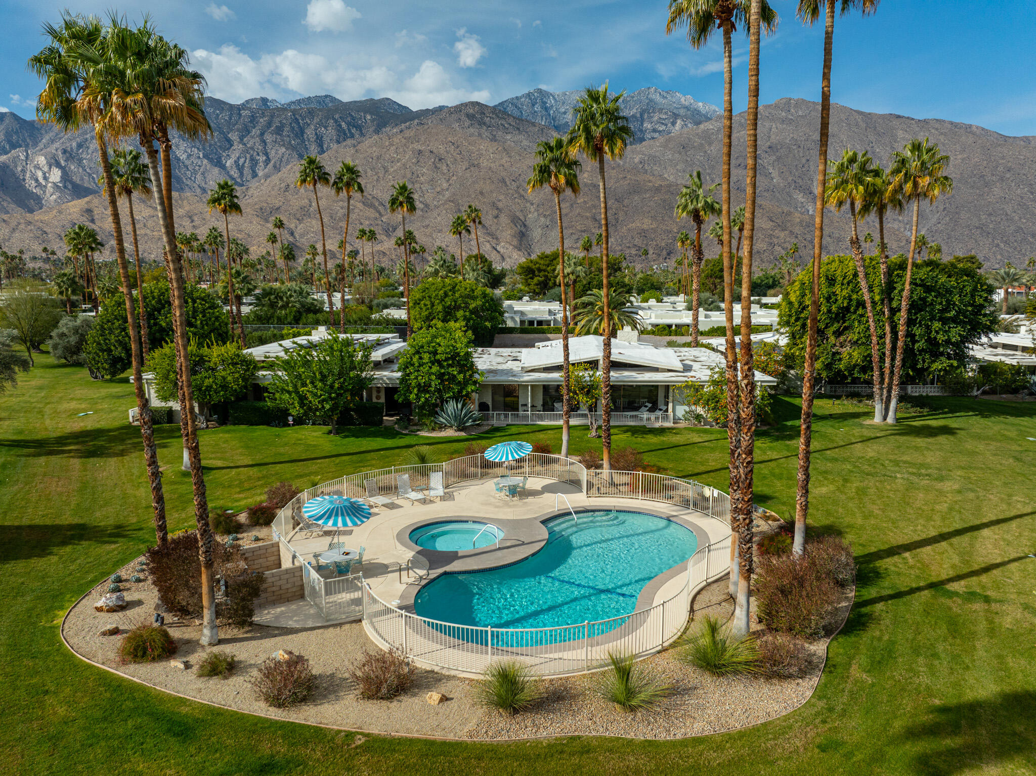 1511 E Twin Palms DR