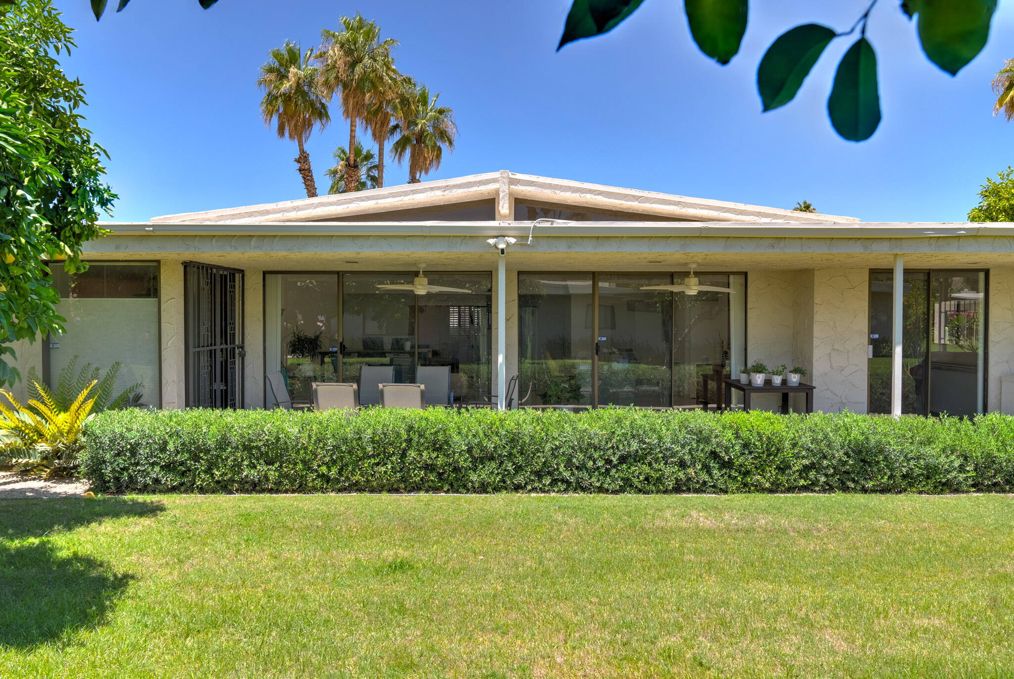 1511 E Twin Palms DR