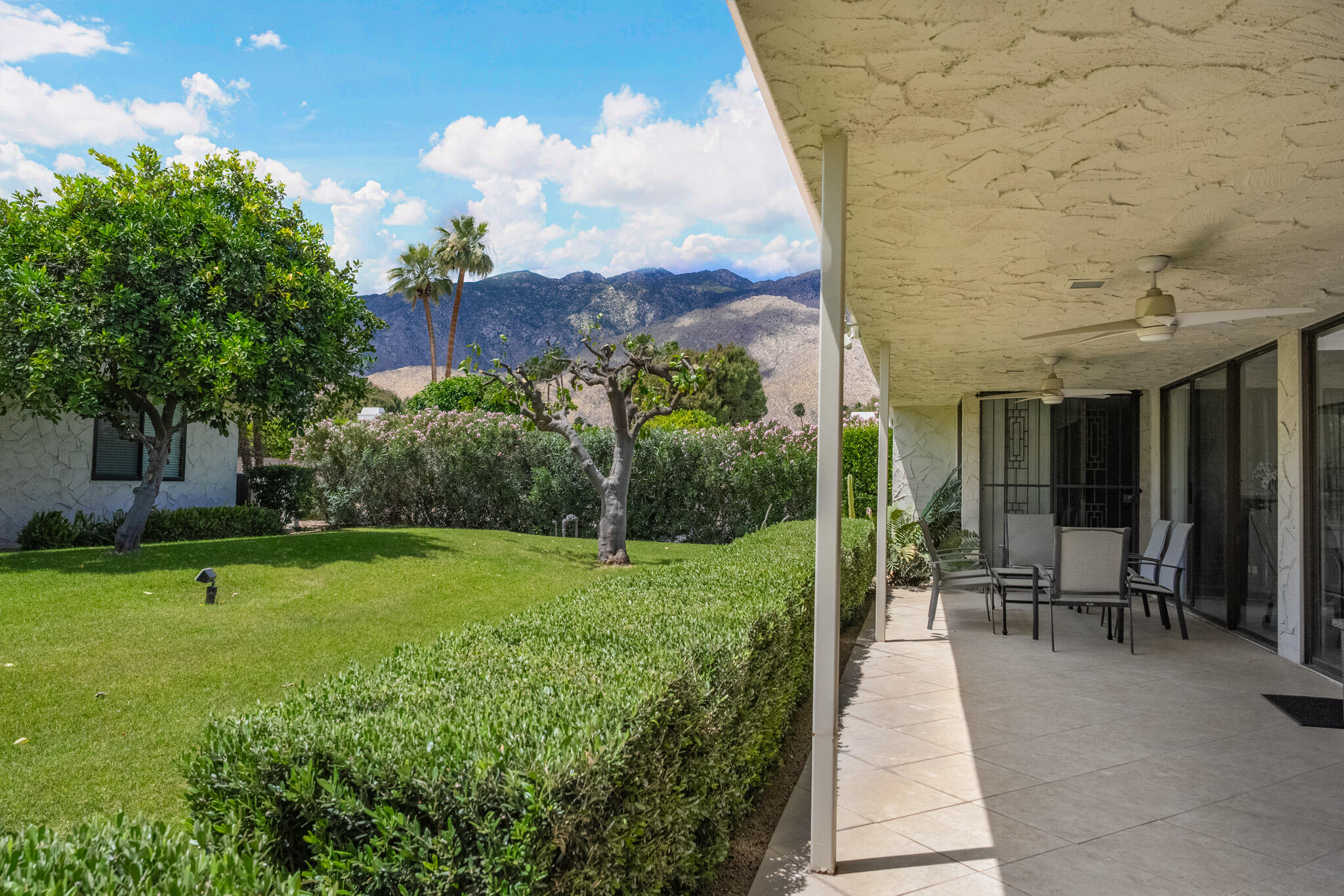 1511 E Twin Palms DR