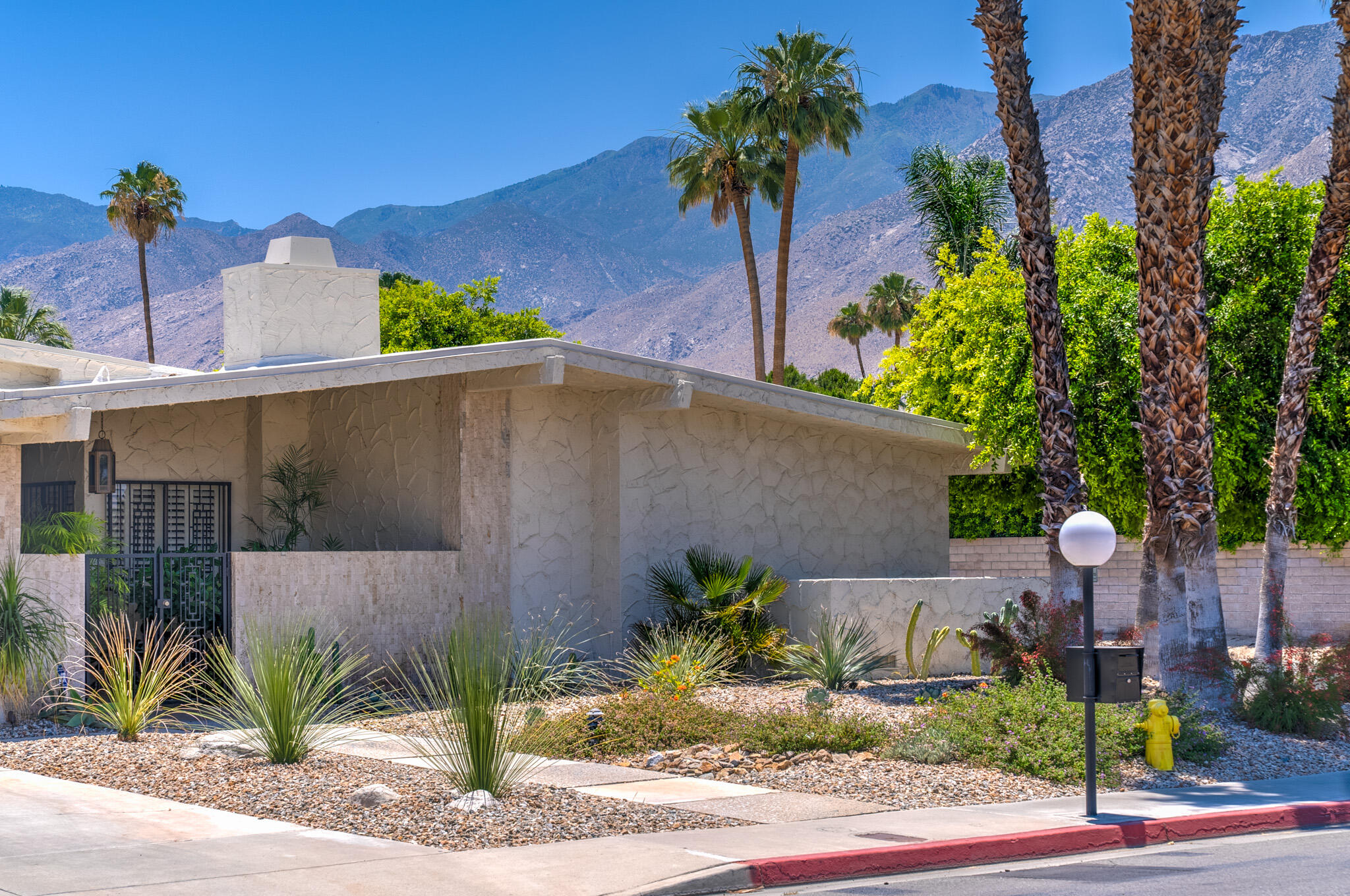 1511 E Twin Palms DR