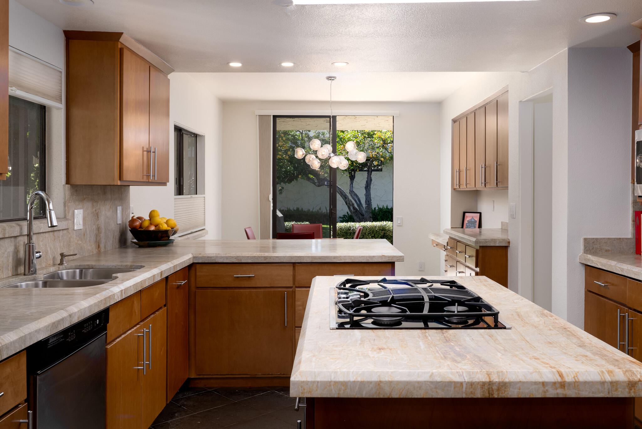 1511 E Twin Palms DR