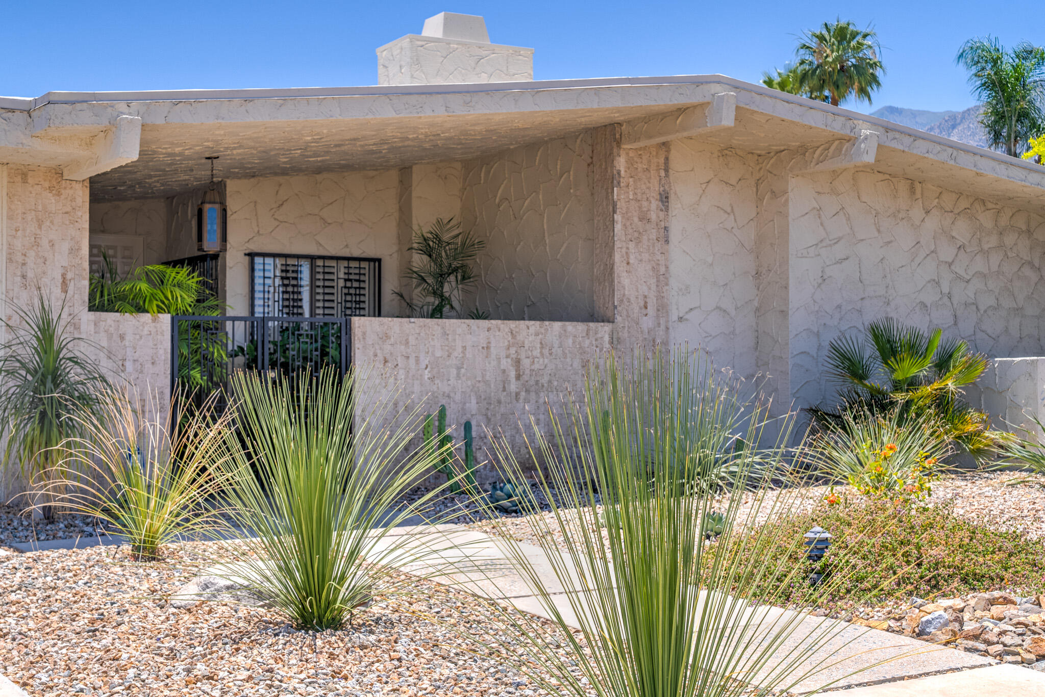 1511 E Twin Palms DR