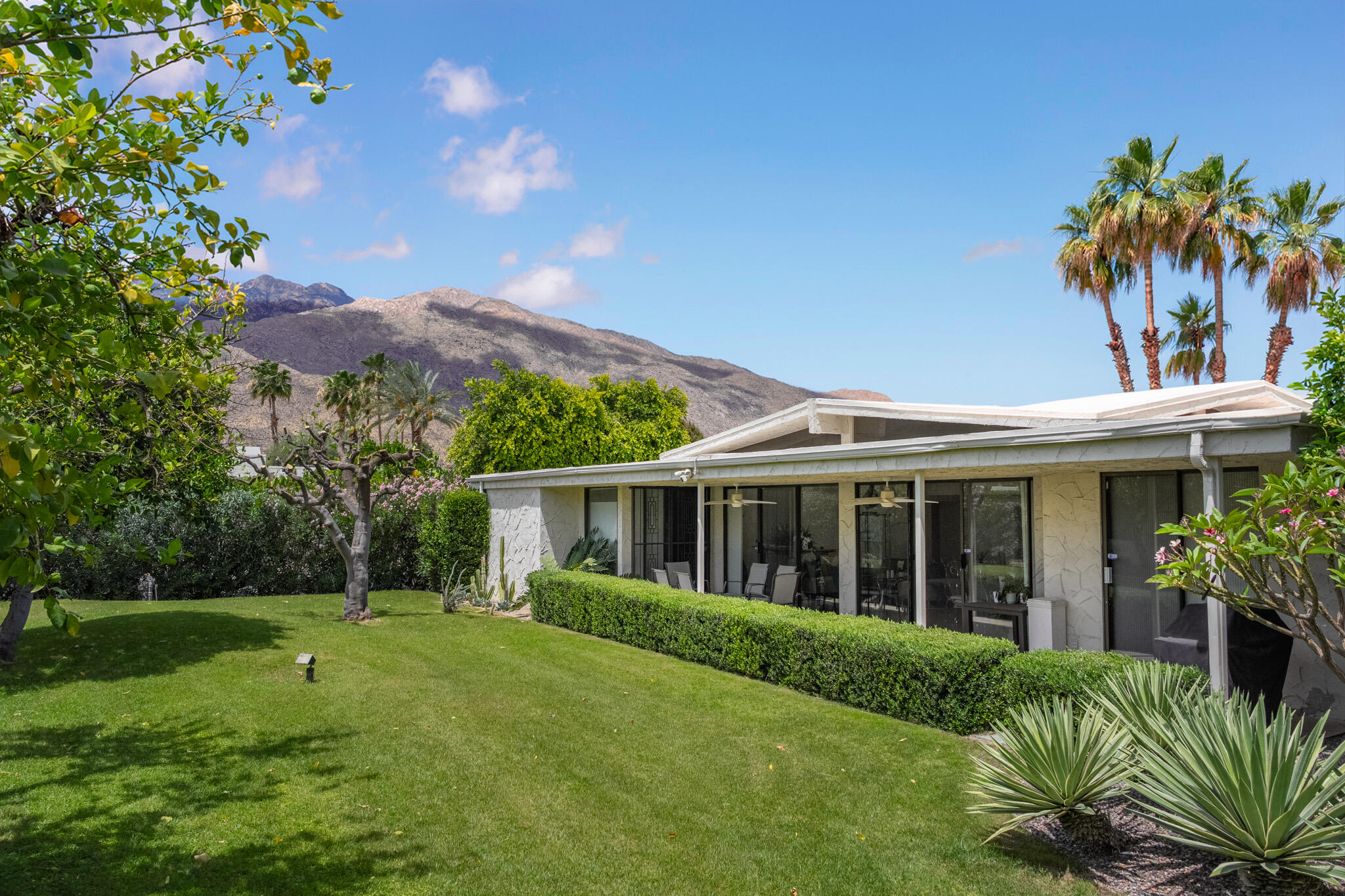 1511 E Twin Palms DR