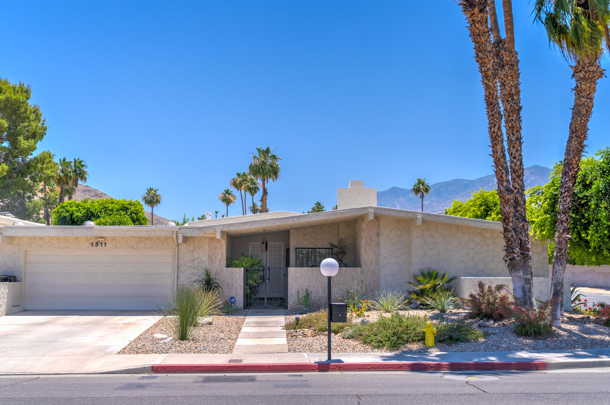 1511 E Twin Palms DR