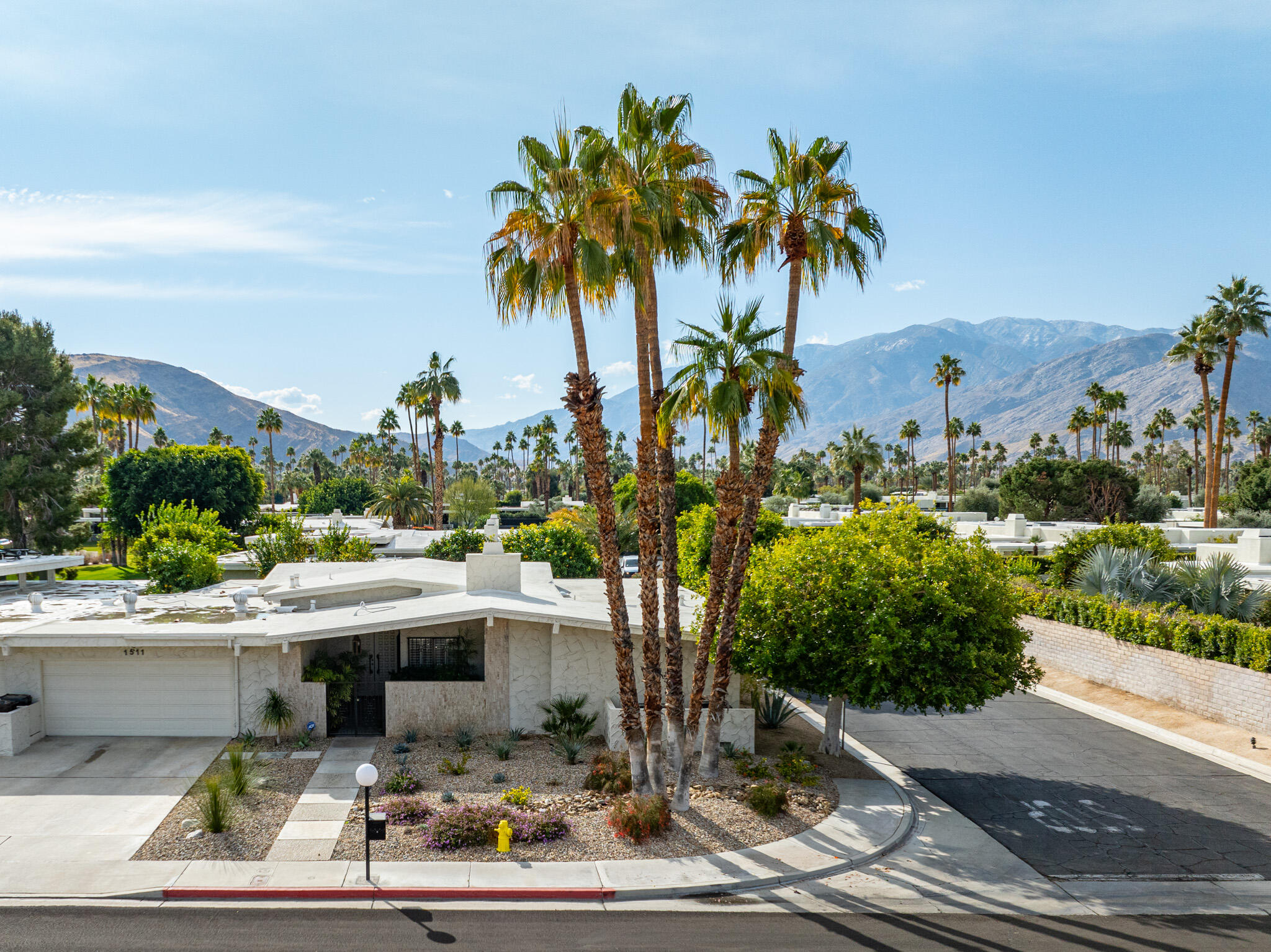 1511 E Twin Palms DR
