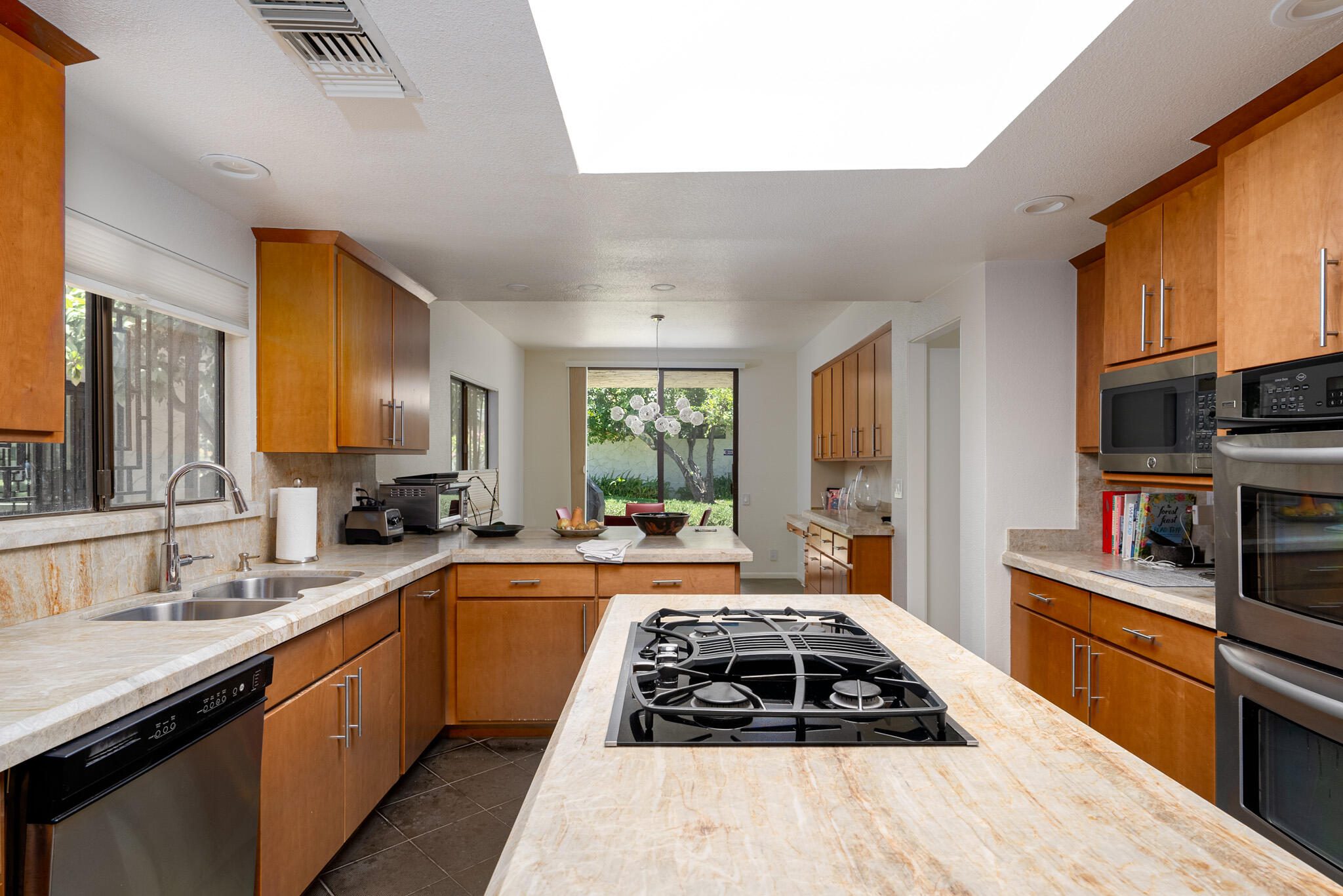 1511 E Twin Palms DR
