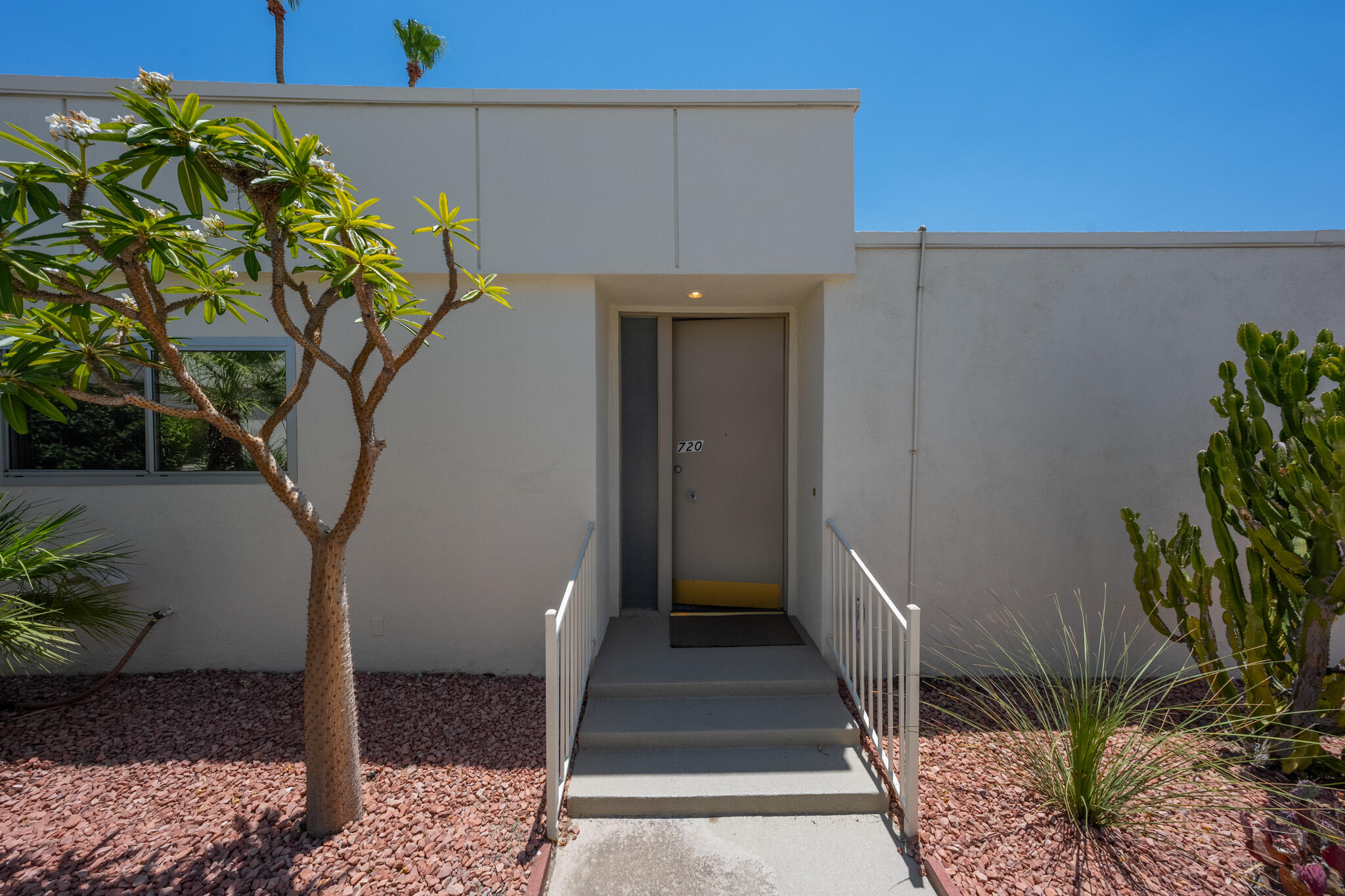 720 E La Verne WAY