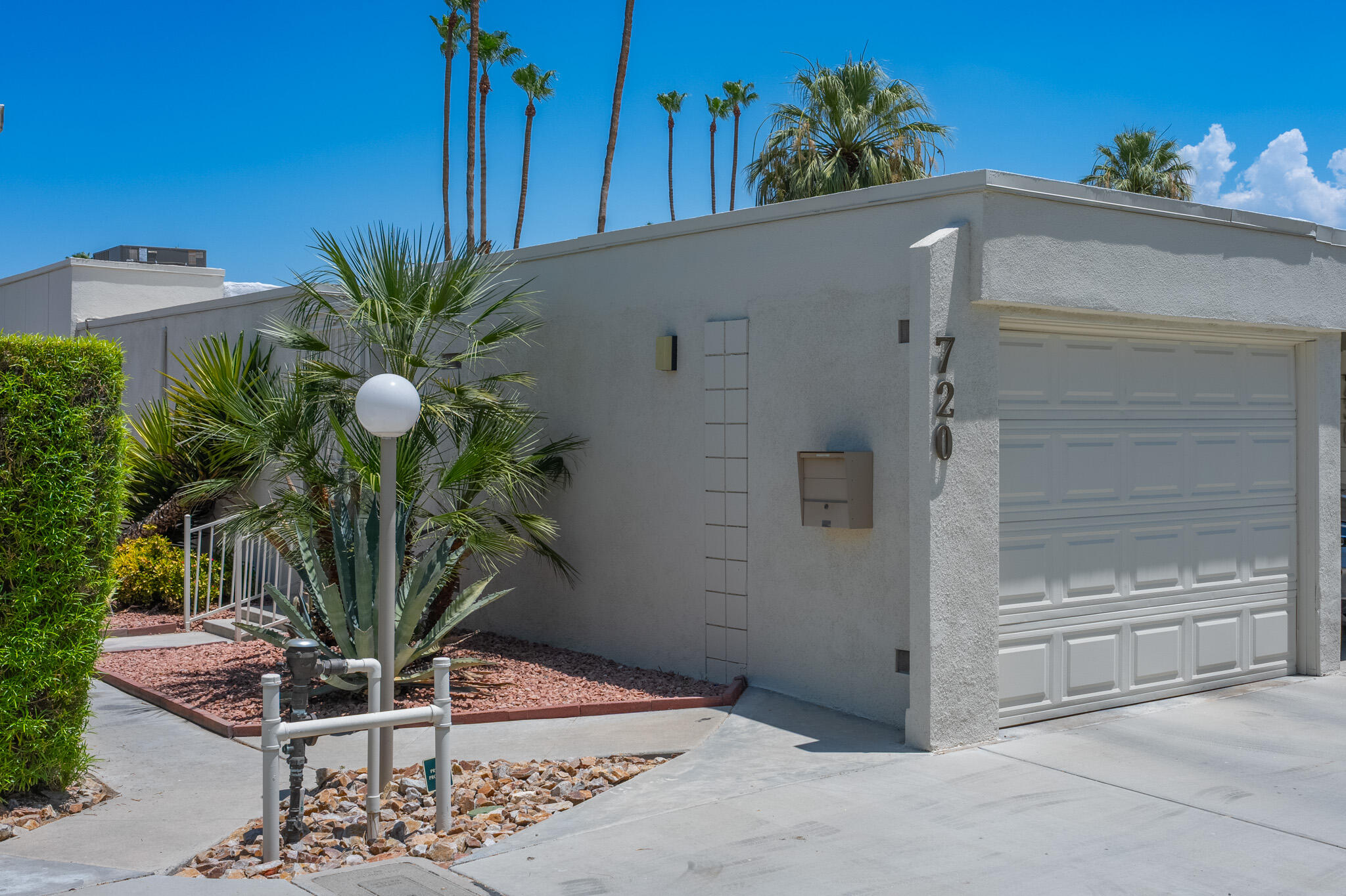 720 E La Verne WAY