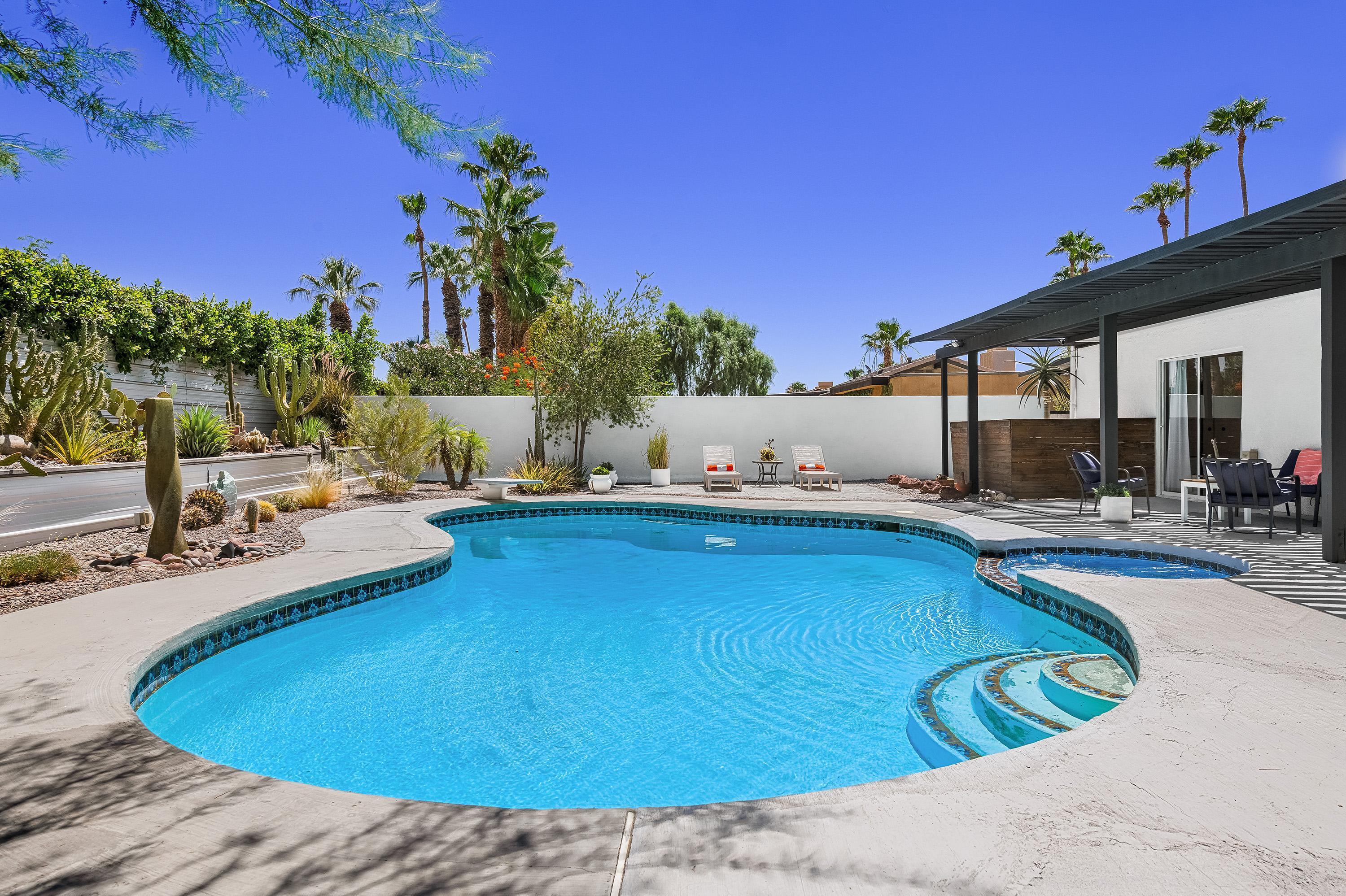 1110 E Vista Chino