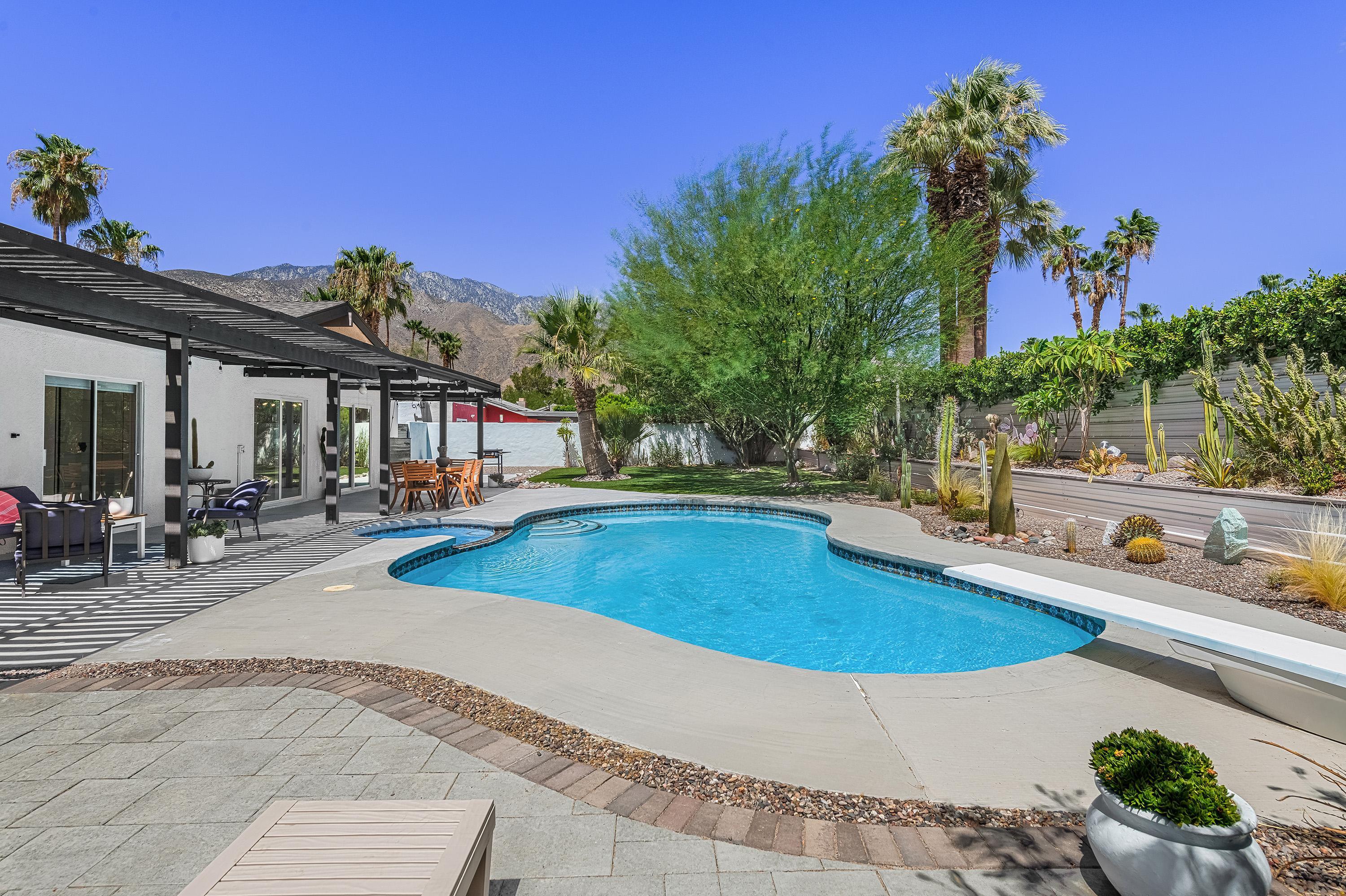 1110 E Vista Chino