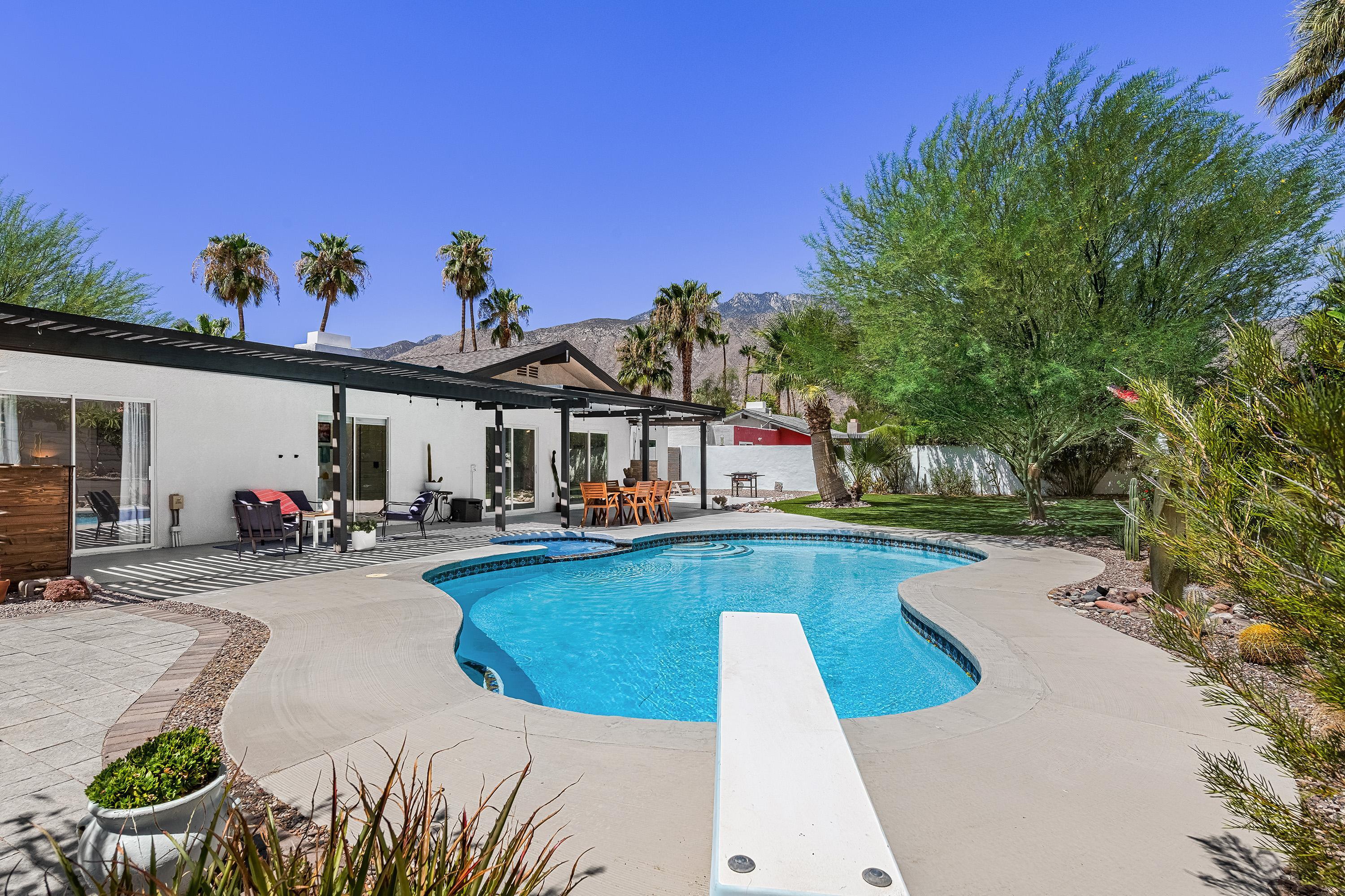 1110 E Vista Chino