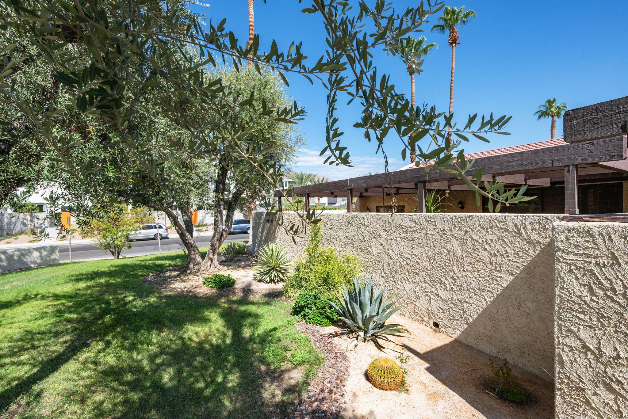 200 N Hermosa DR