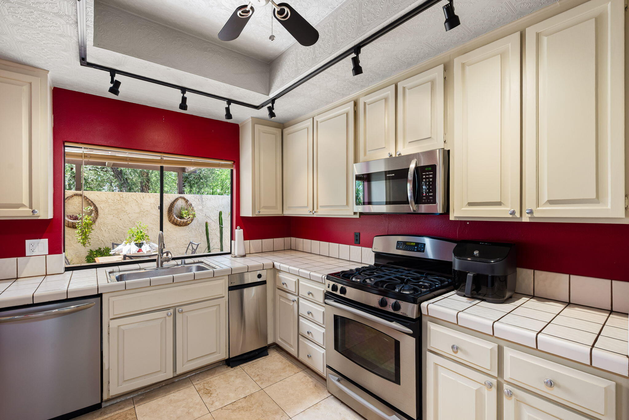 200 N Hermosa DR
