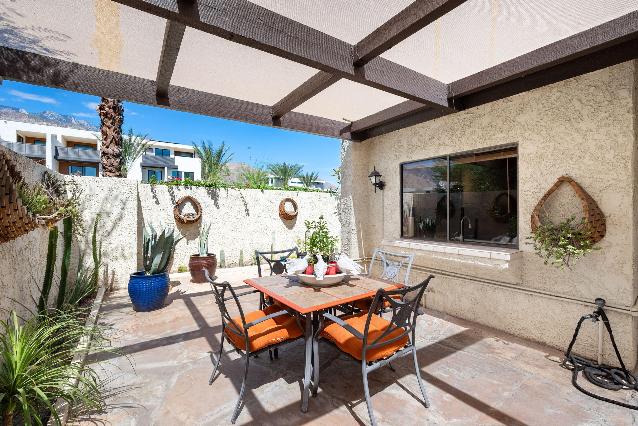 200 N Hermosa DR