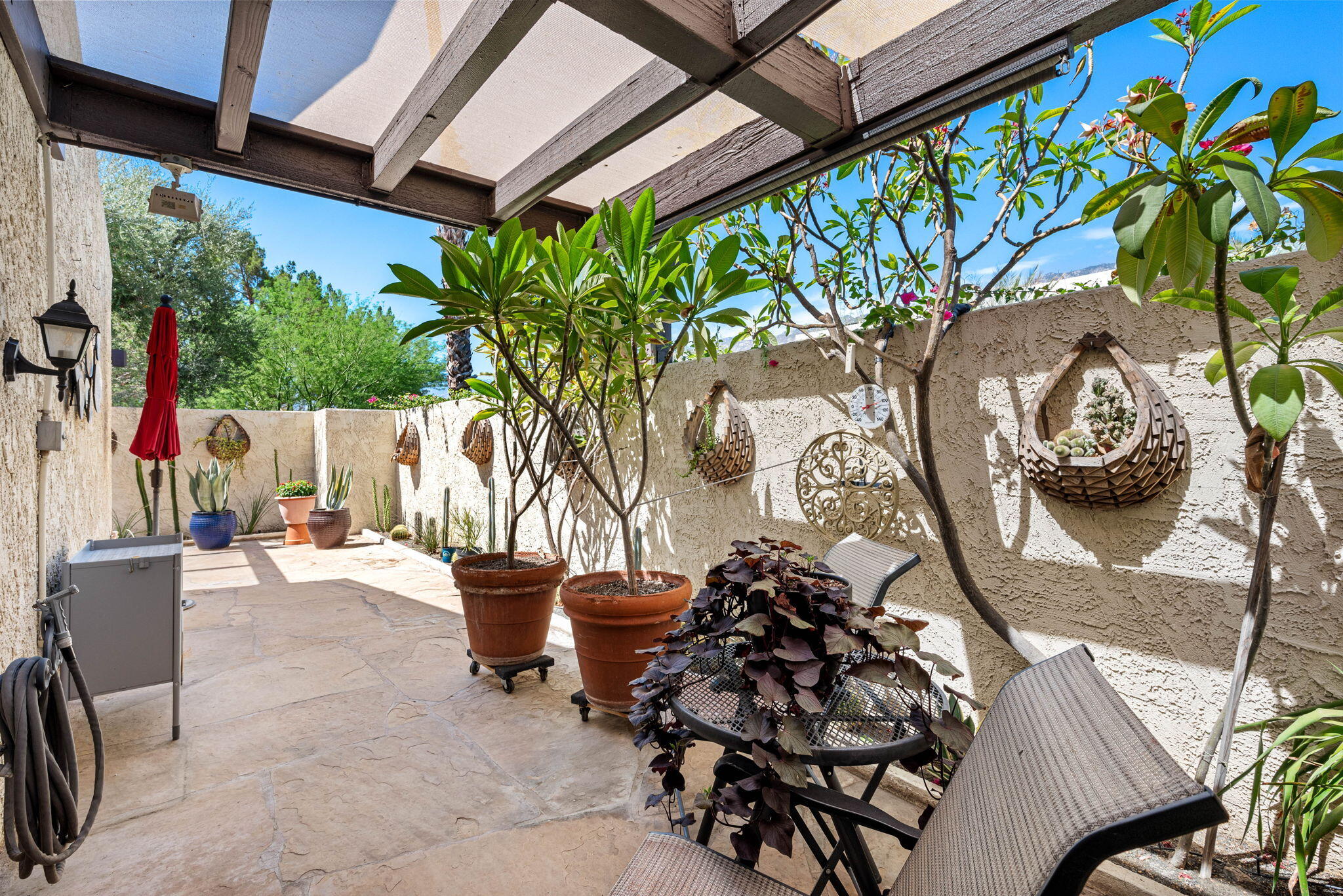 200 N Hermosa DR