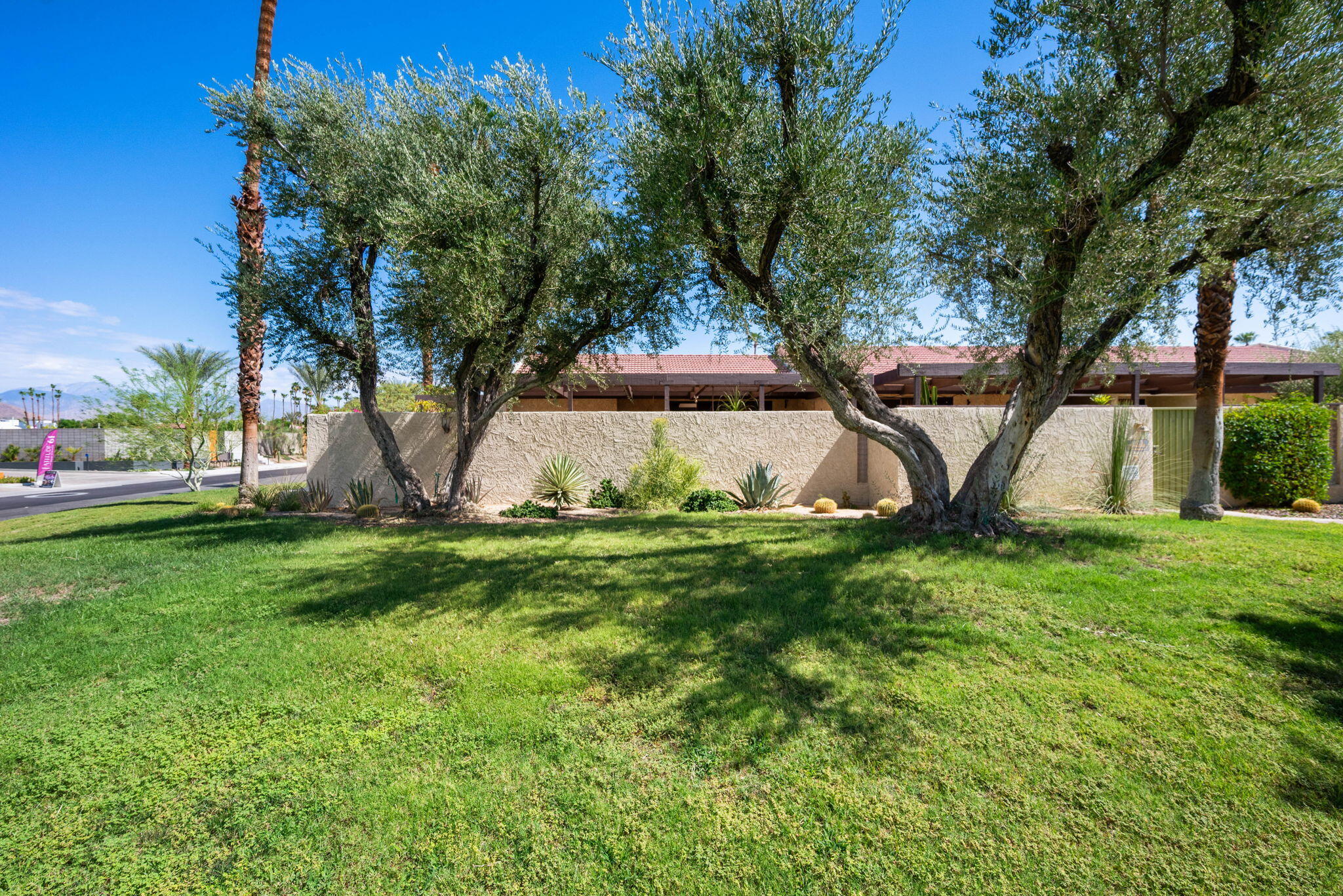 200 N Hermosa DR