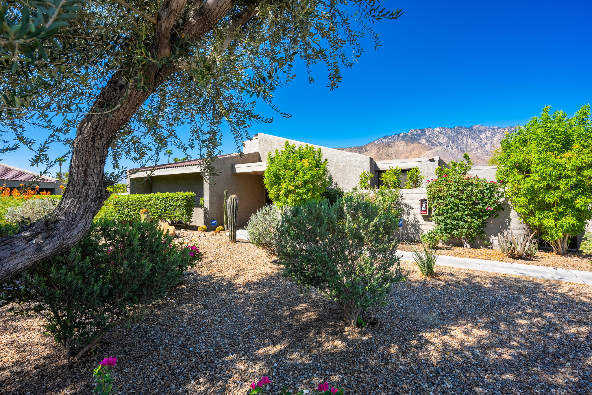 2884 Sundance CIR