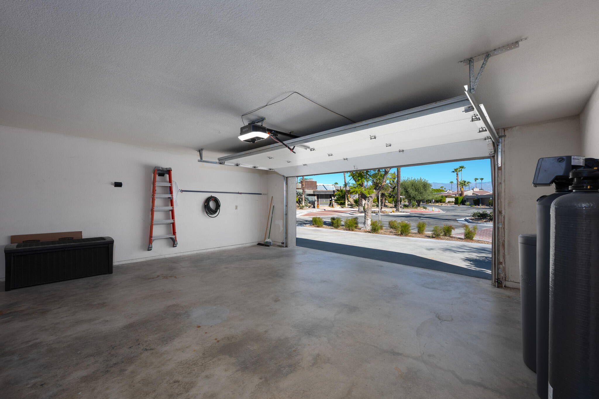 2884 Sundance CIR
