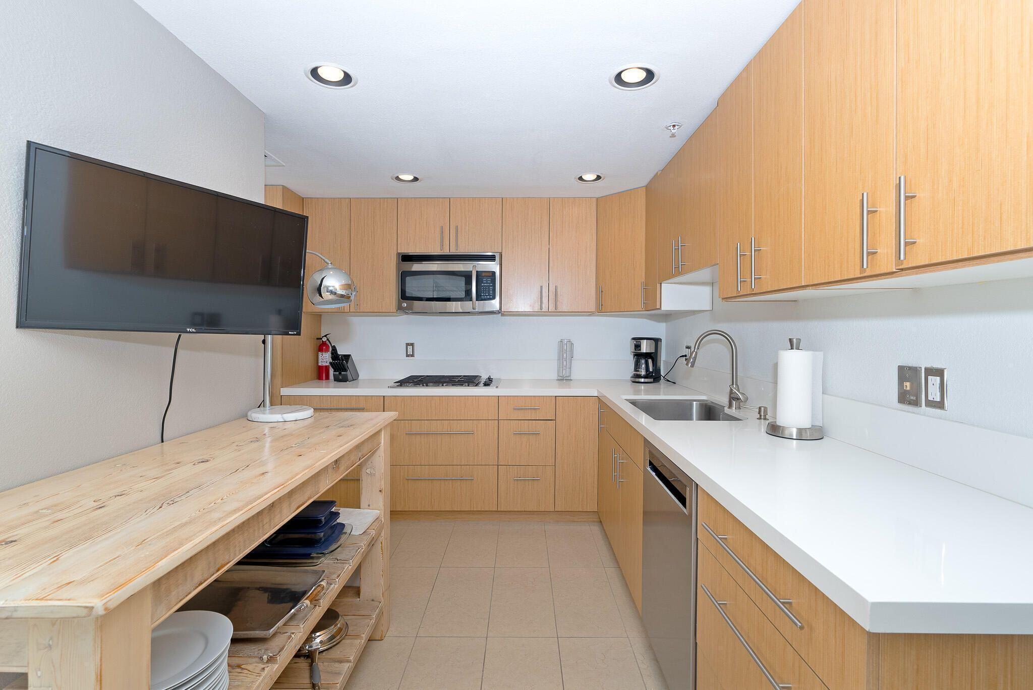 943 Village SQ