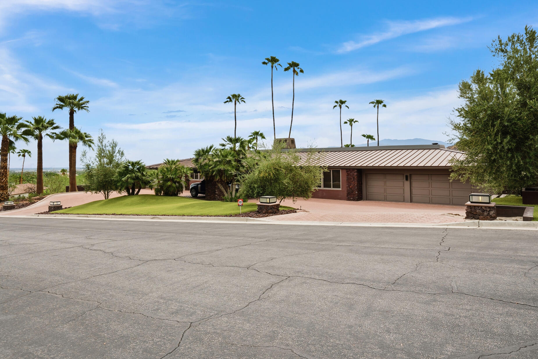 855 W Coronado AVE
