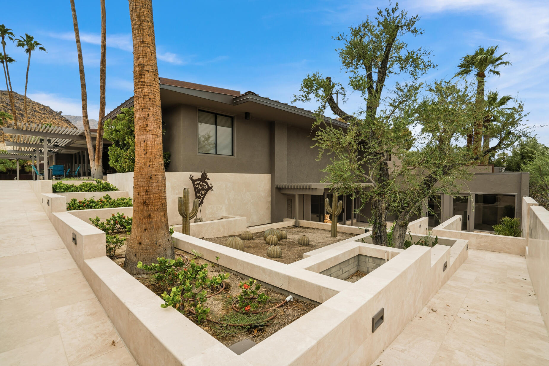 855 W Coronado AVE