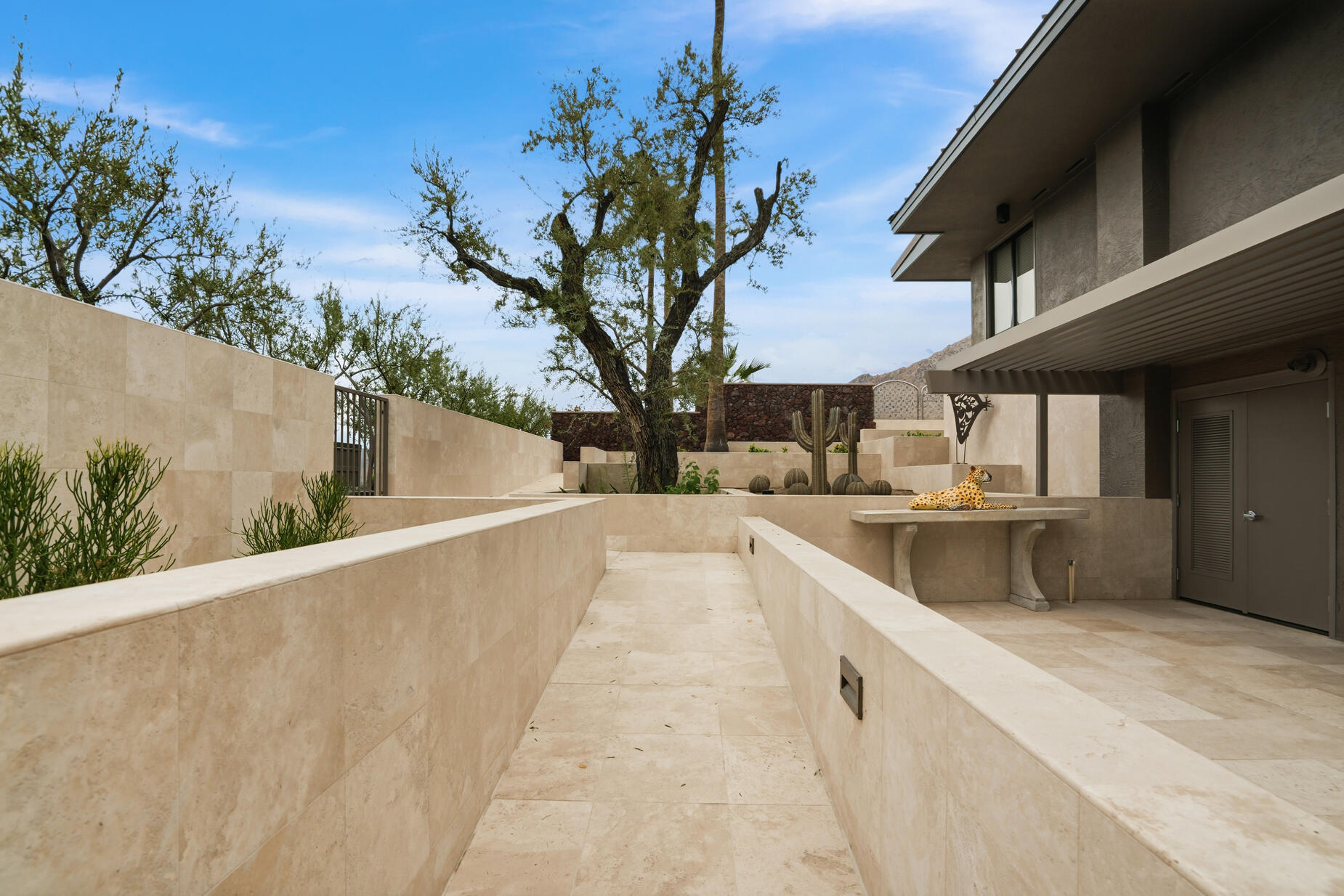 855 W Coronado AVE