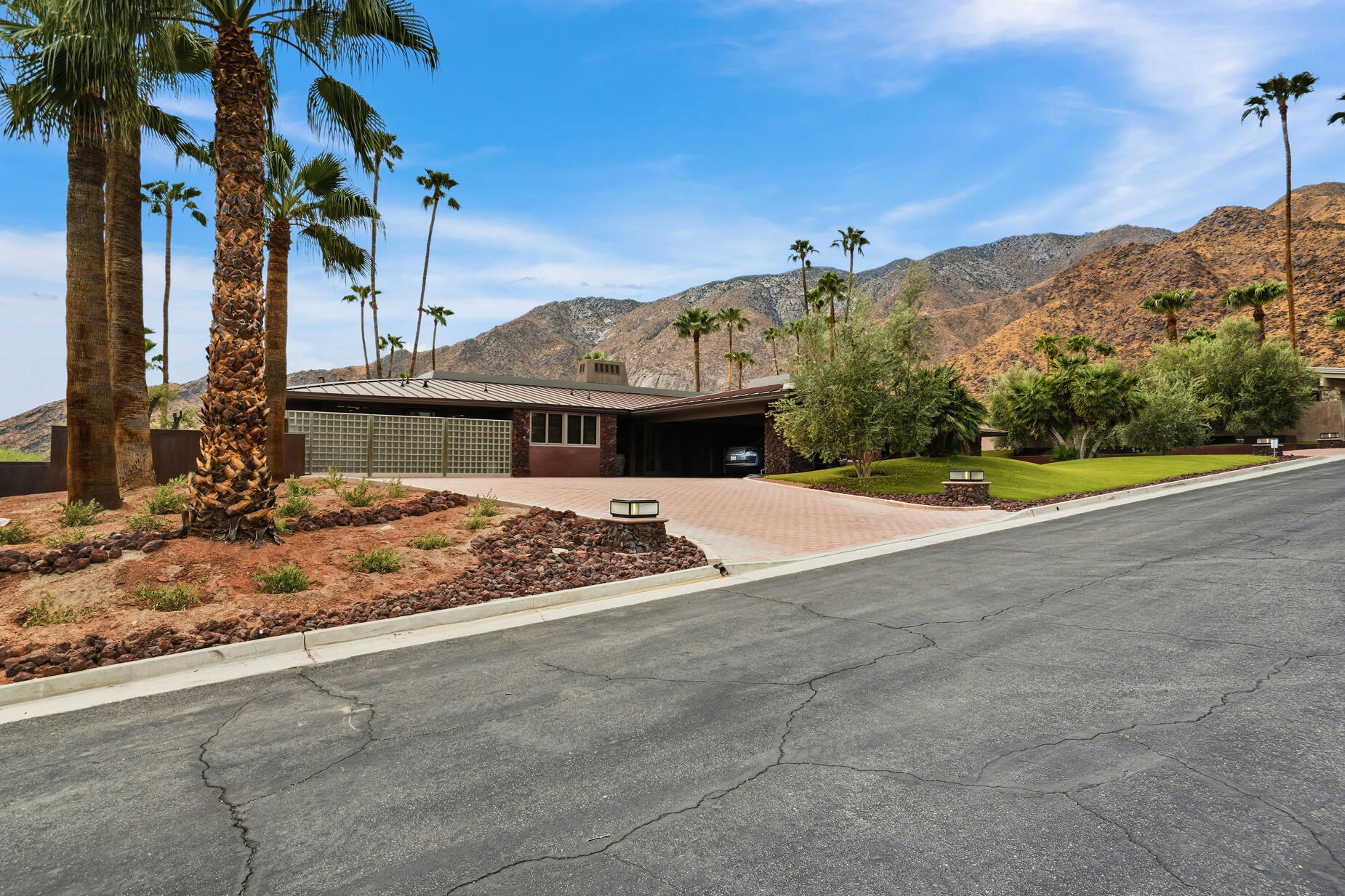 855 W Coronado AVE