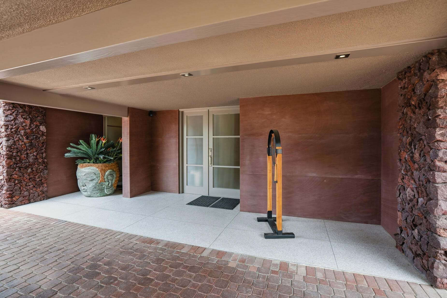 855 W Coronado AVE