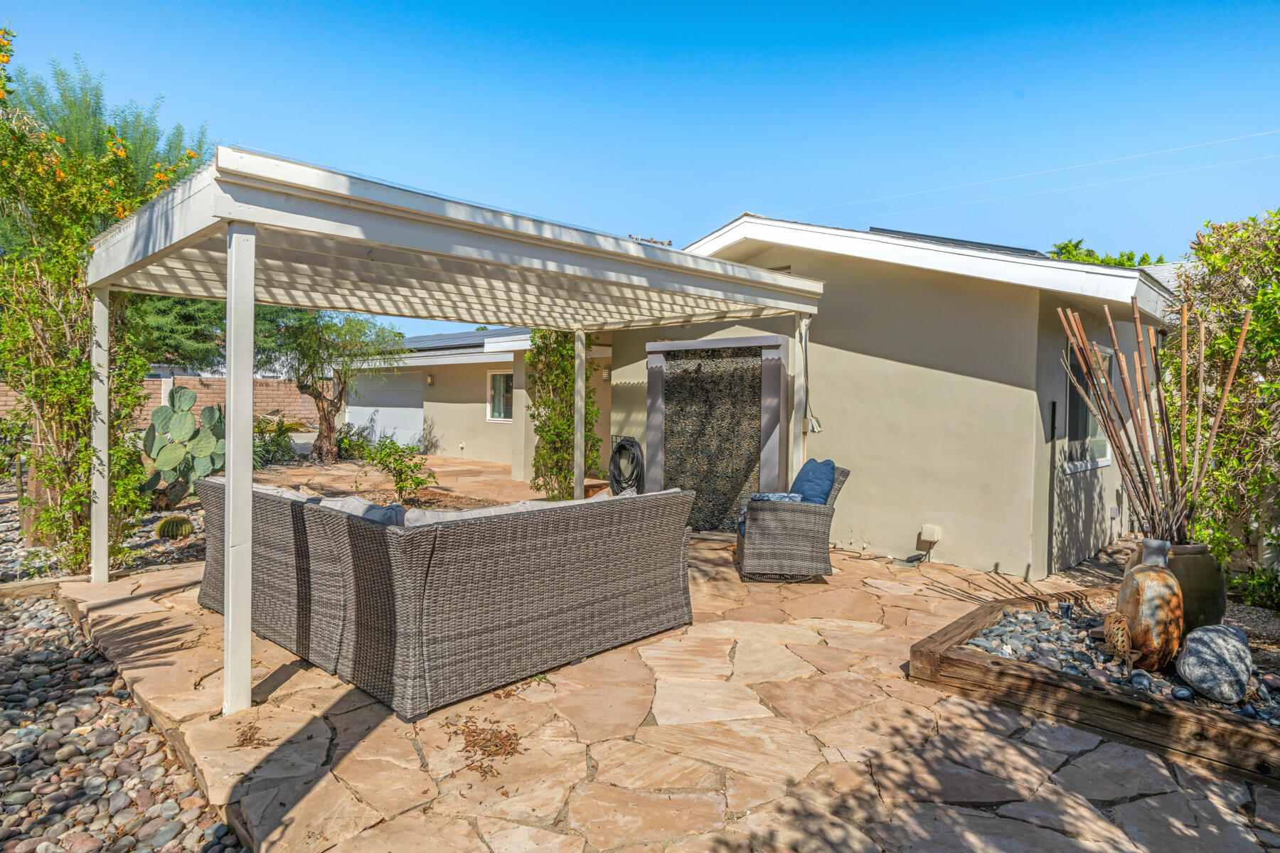 2888 E Venetia RD