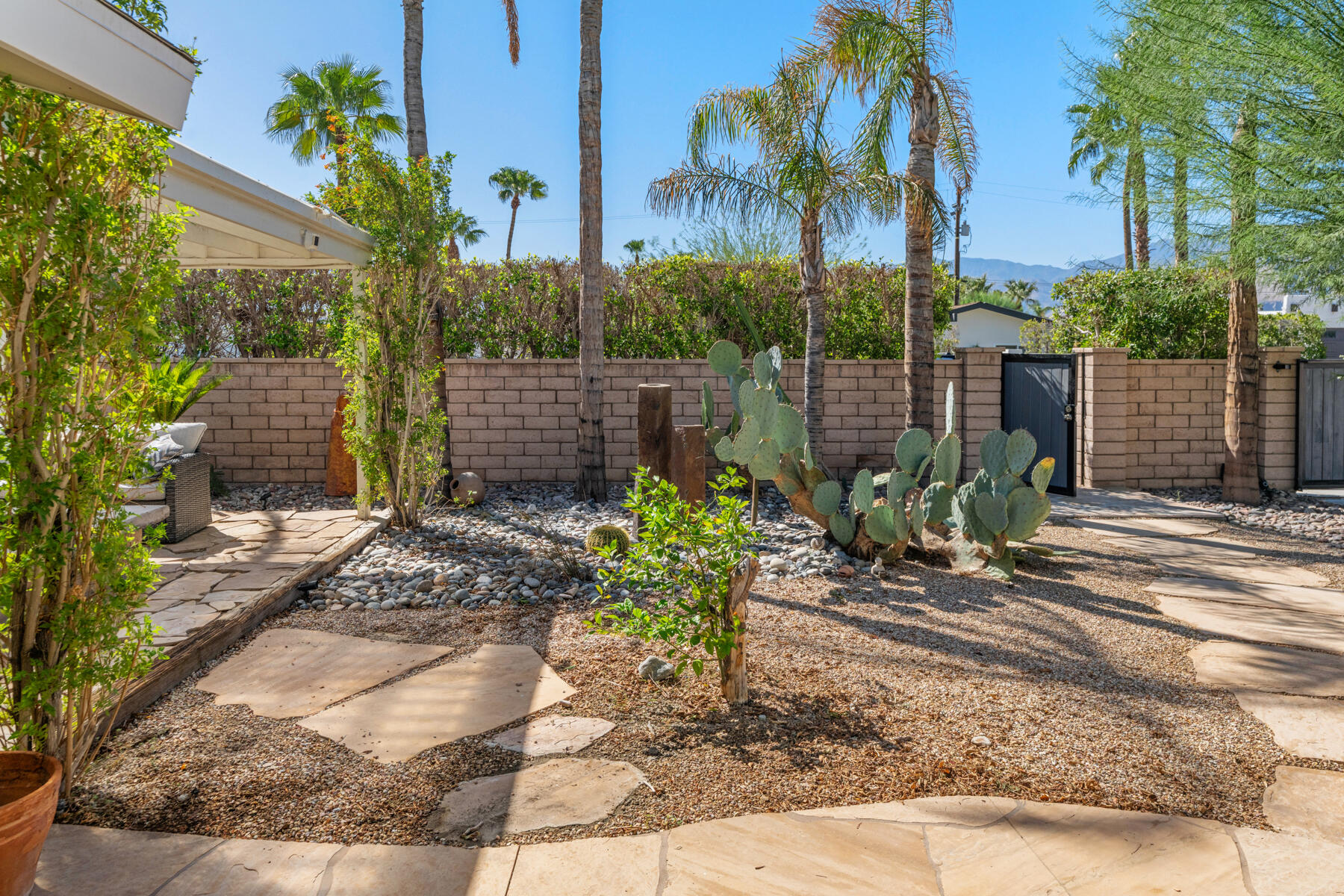 2888 E Venetia RD