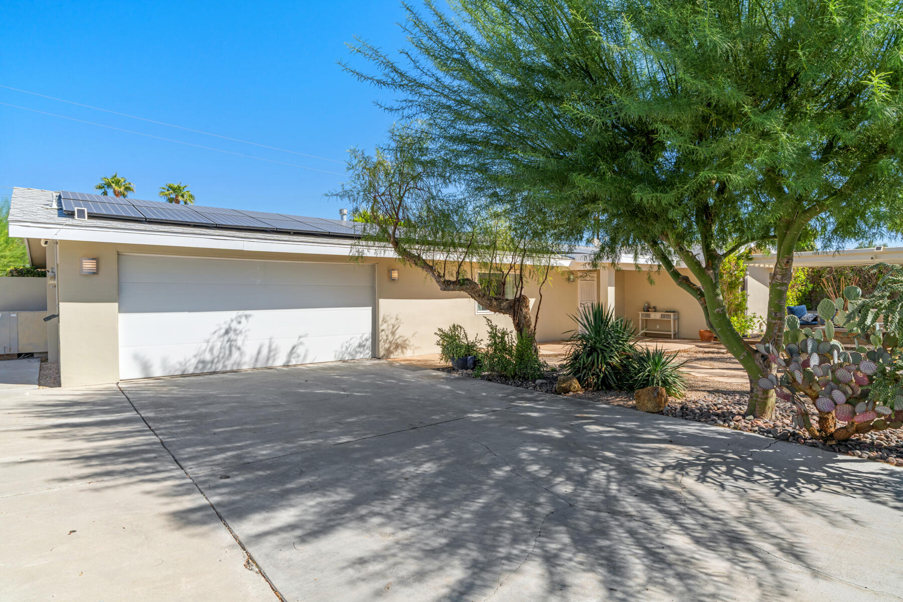 2888 E Venetia RD