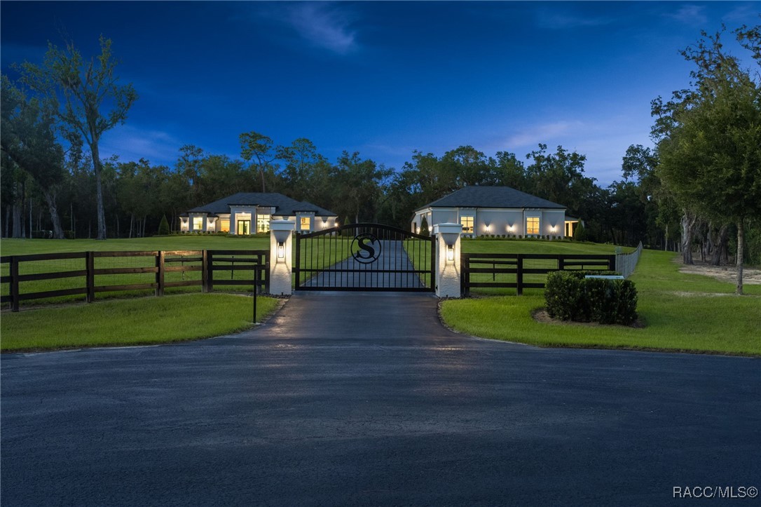 1825 W Oak Valley Court