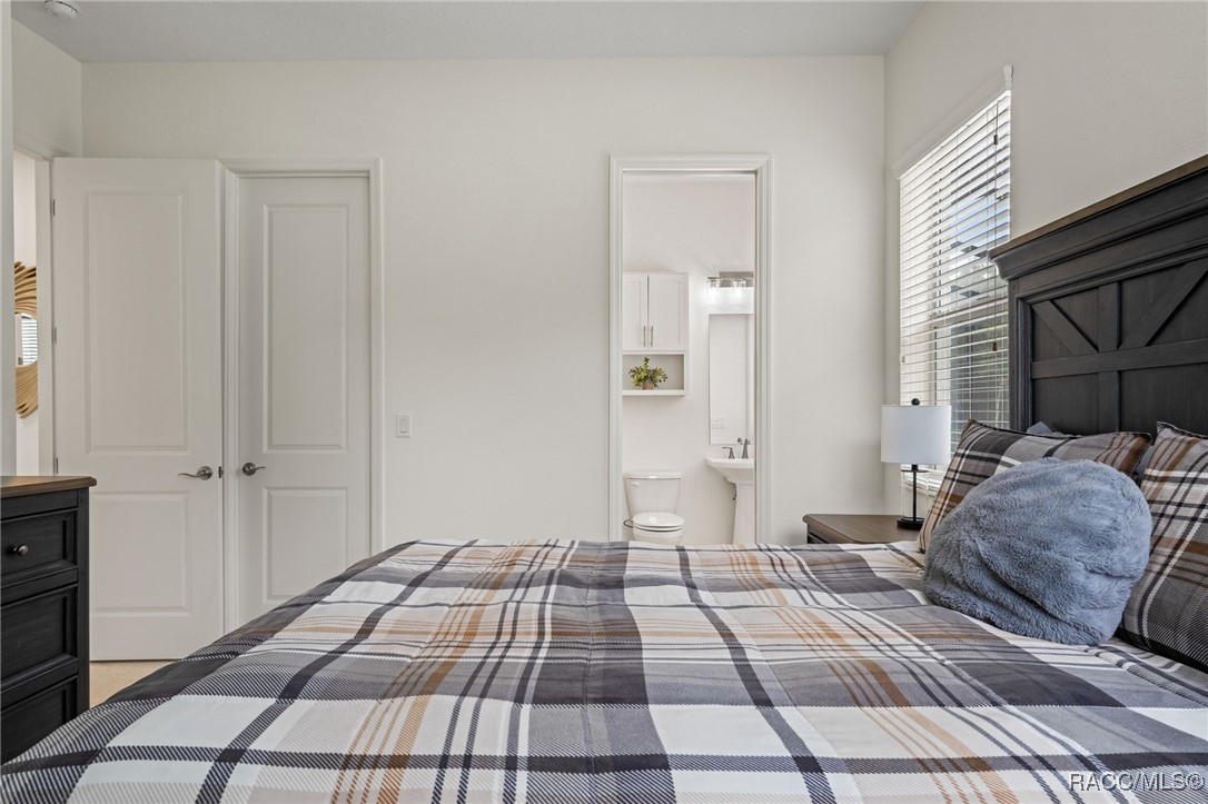 1825 W Oak Valley Court