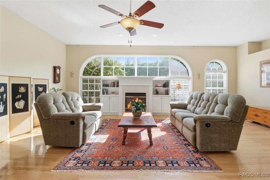 5528 W Hunters Ridge Circle