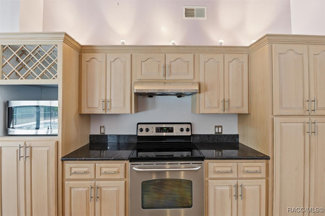 22 Mastic Court W