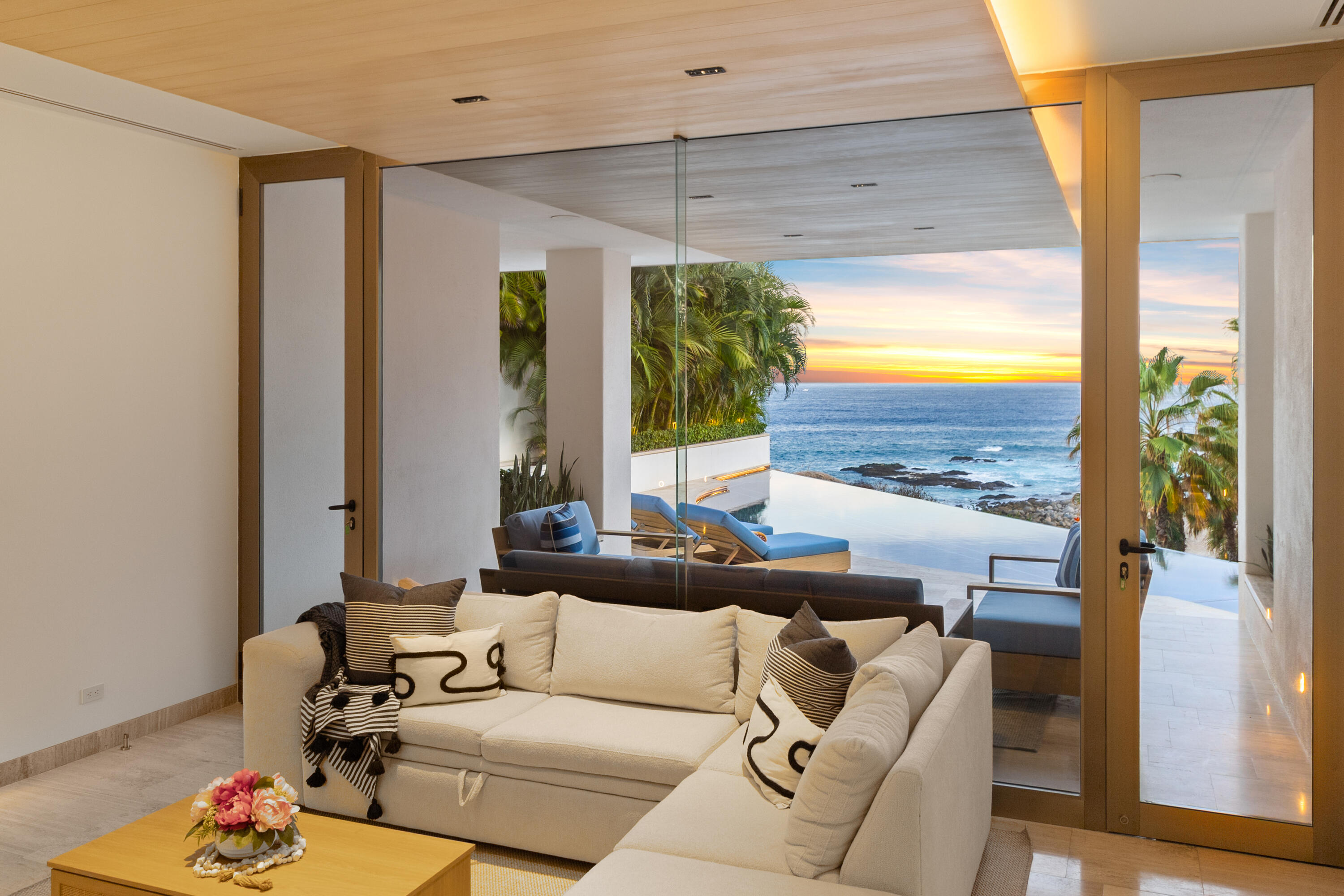 17 Playa del Rey, Villa Del Rey