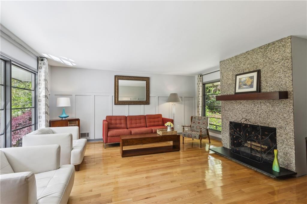 240 W Spalding Drive