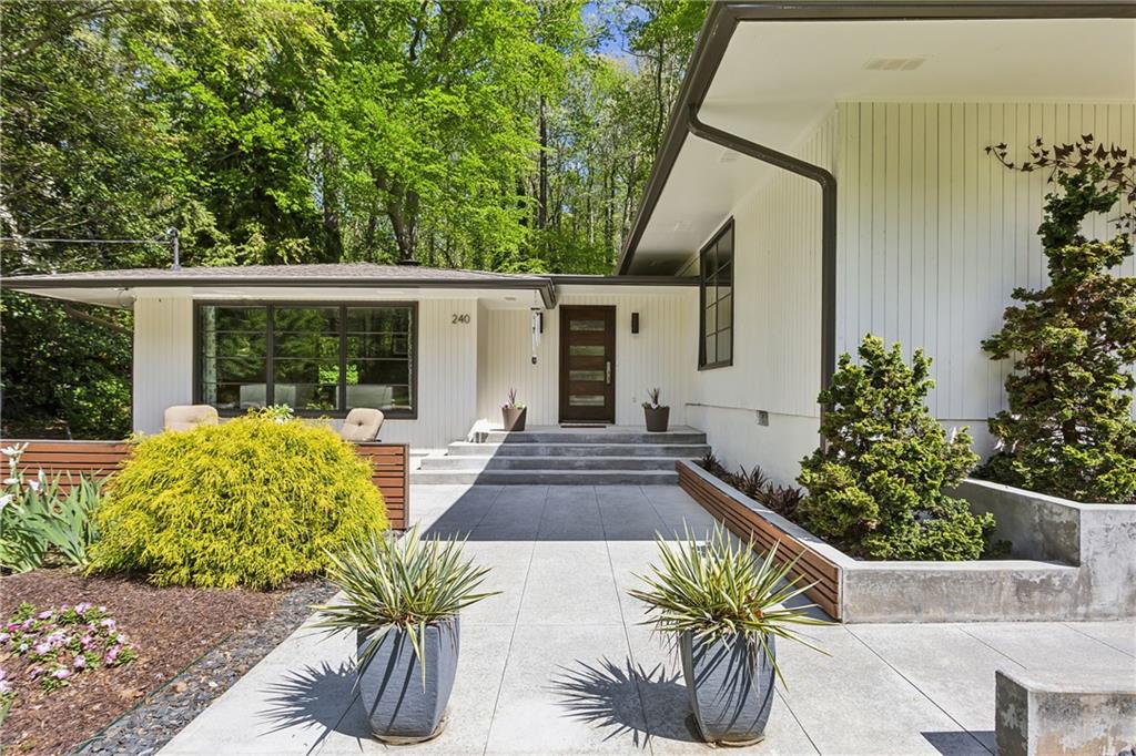 240 W Spalding Drive