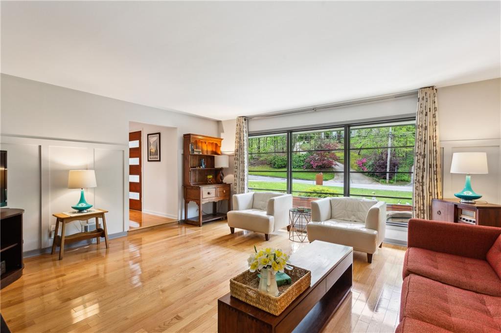240 W Spalding Drive