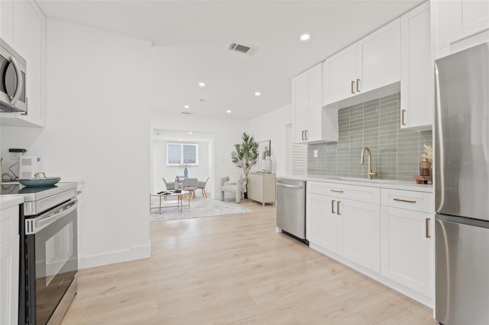 3008 W VAN BUREN DR