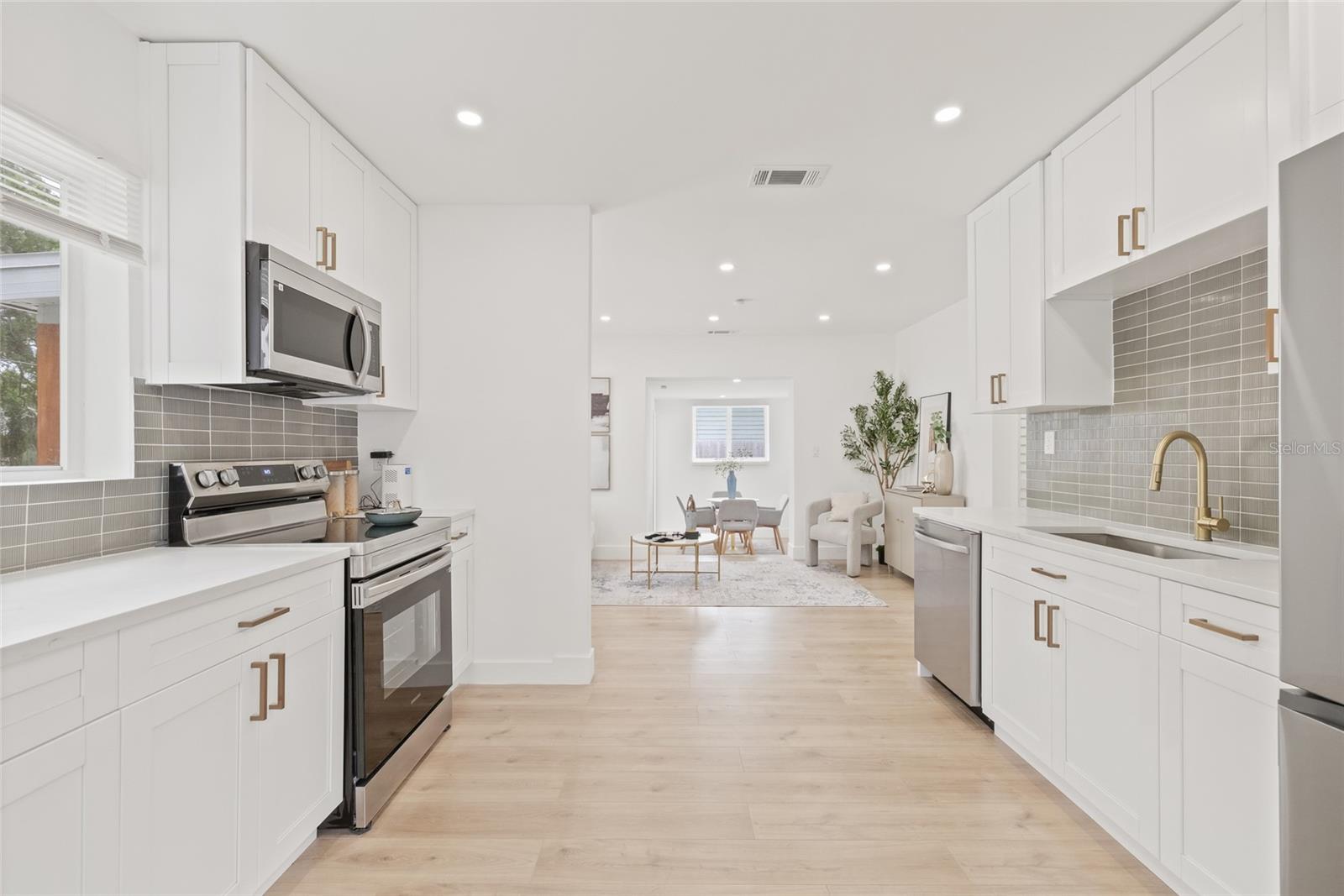 3008 W VAN BUREN DR