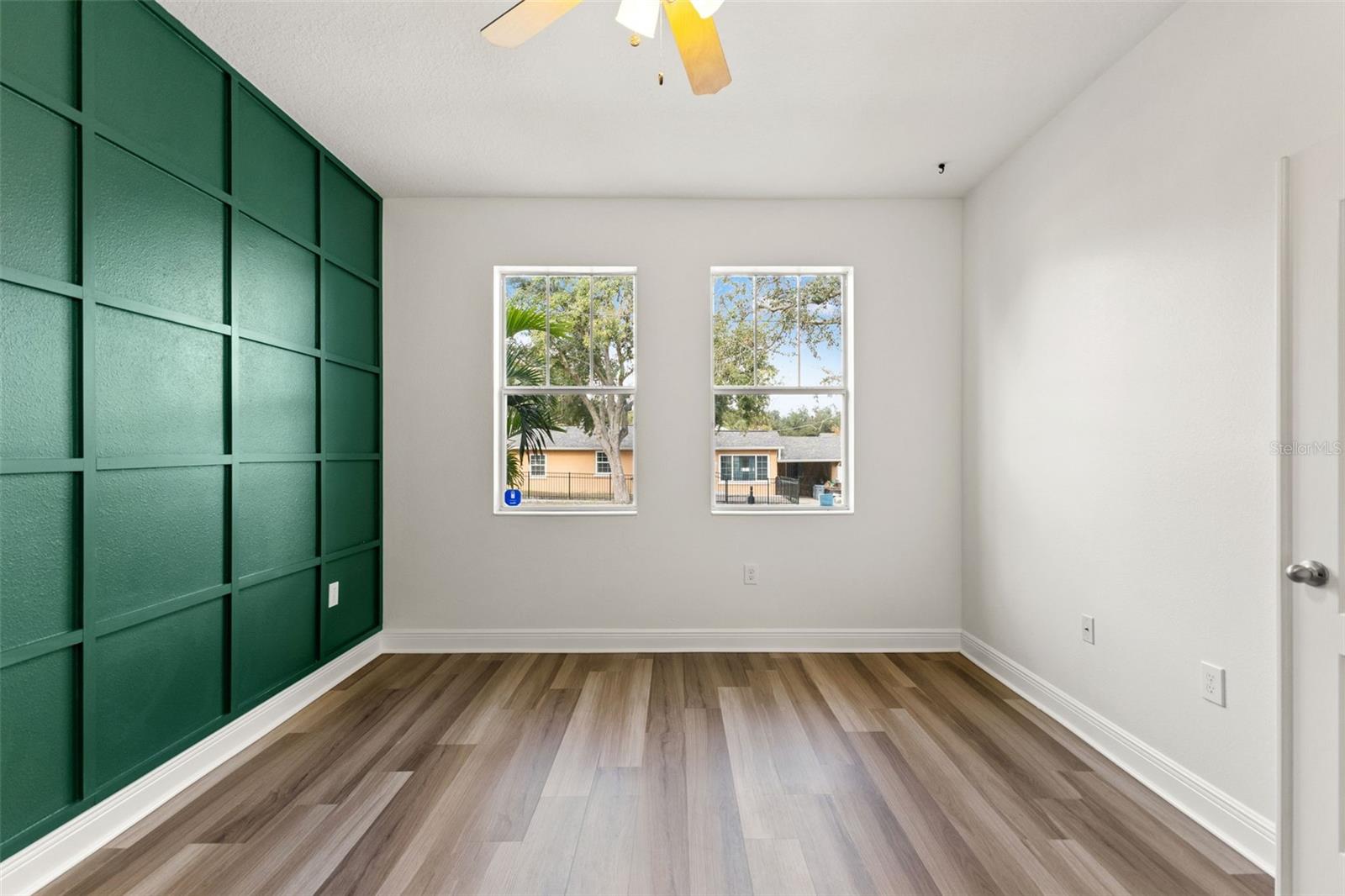 402 W HANNA AVE