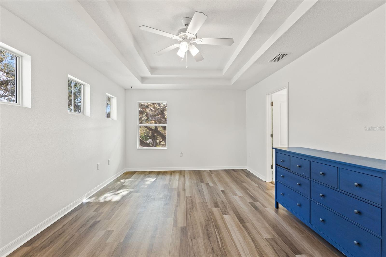 402 W HANNA AVE