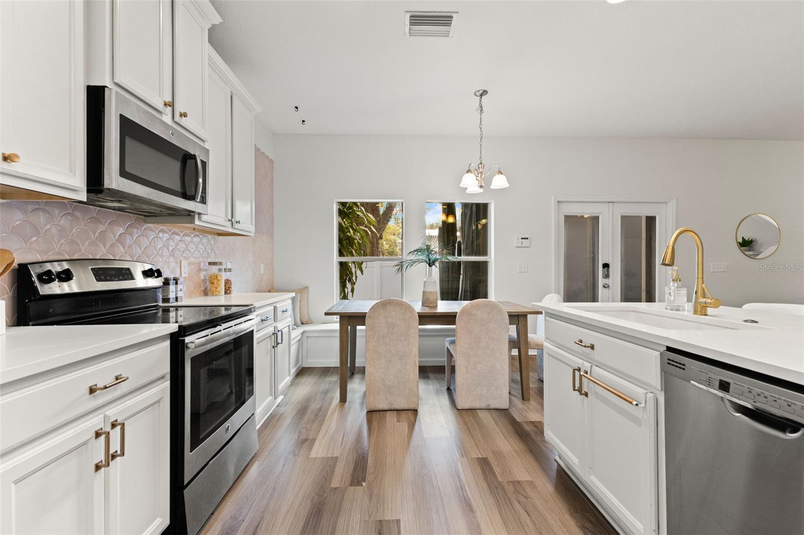 402 W HANNA AVE