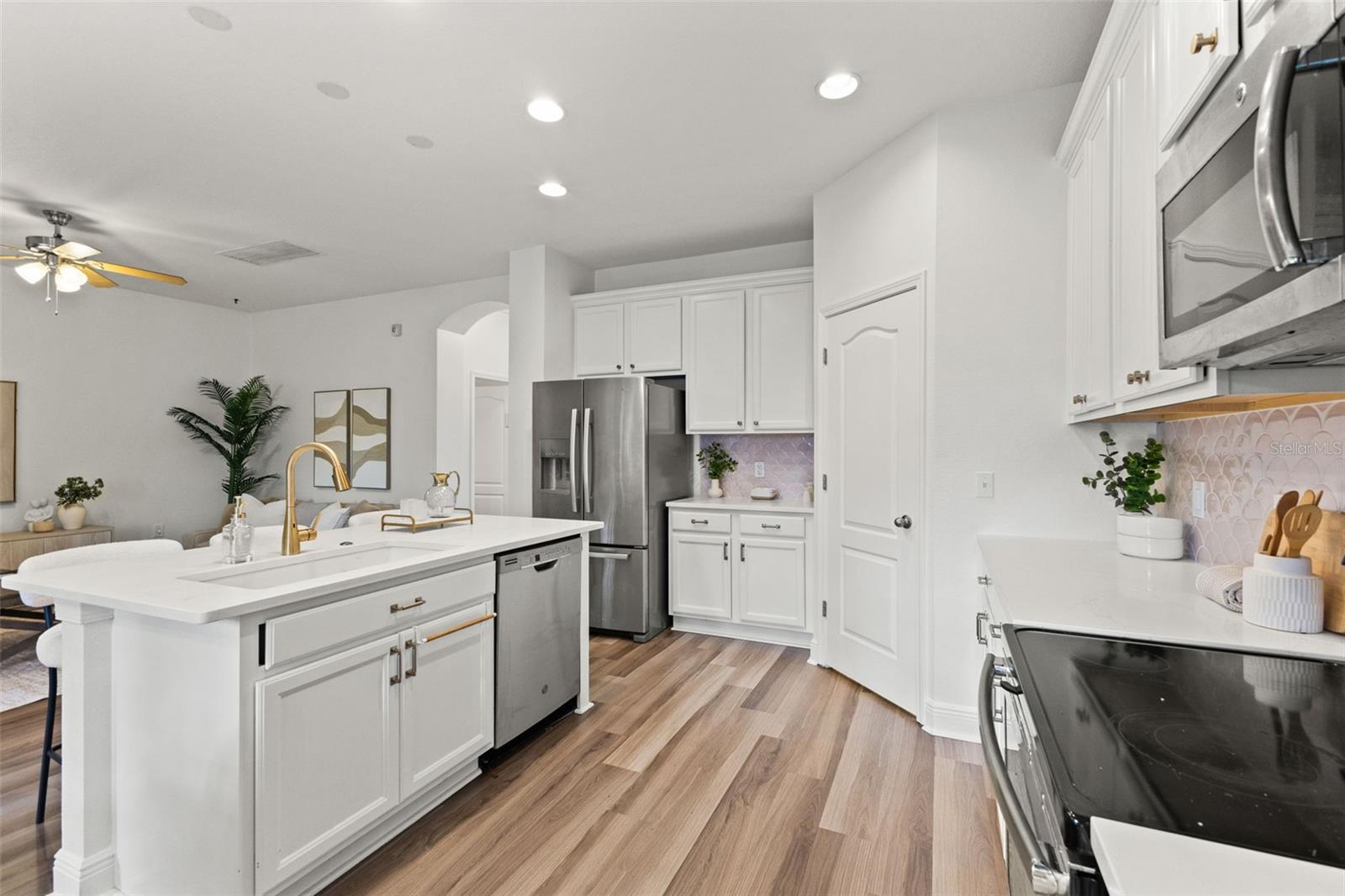402 W HANNA AVE