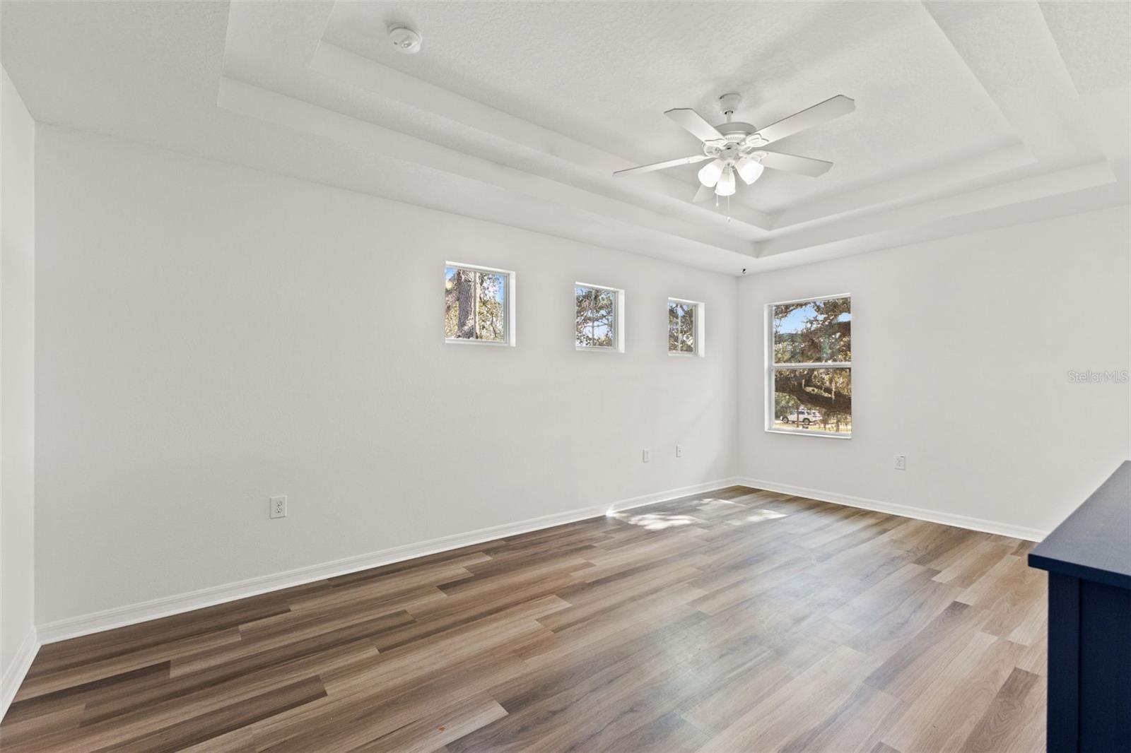 402 W HANNA AVE