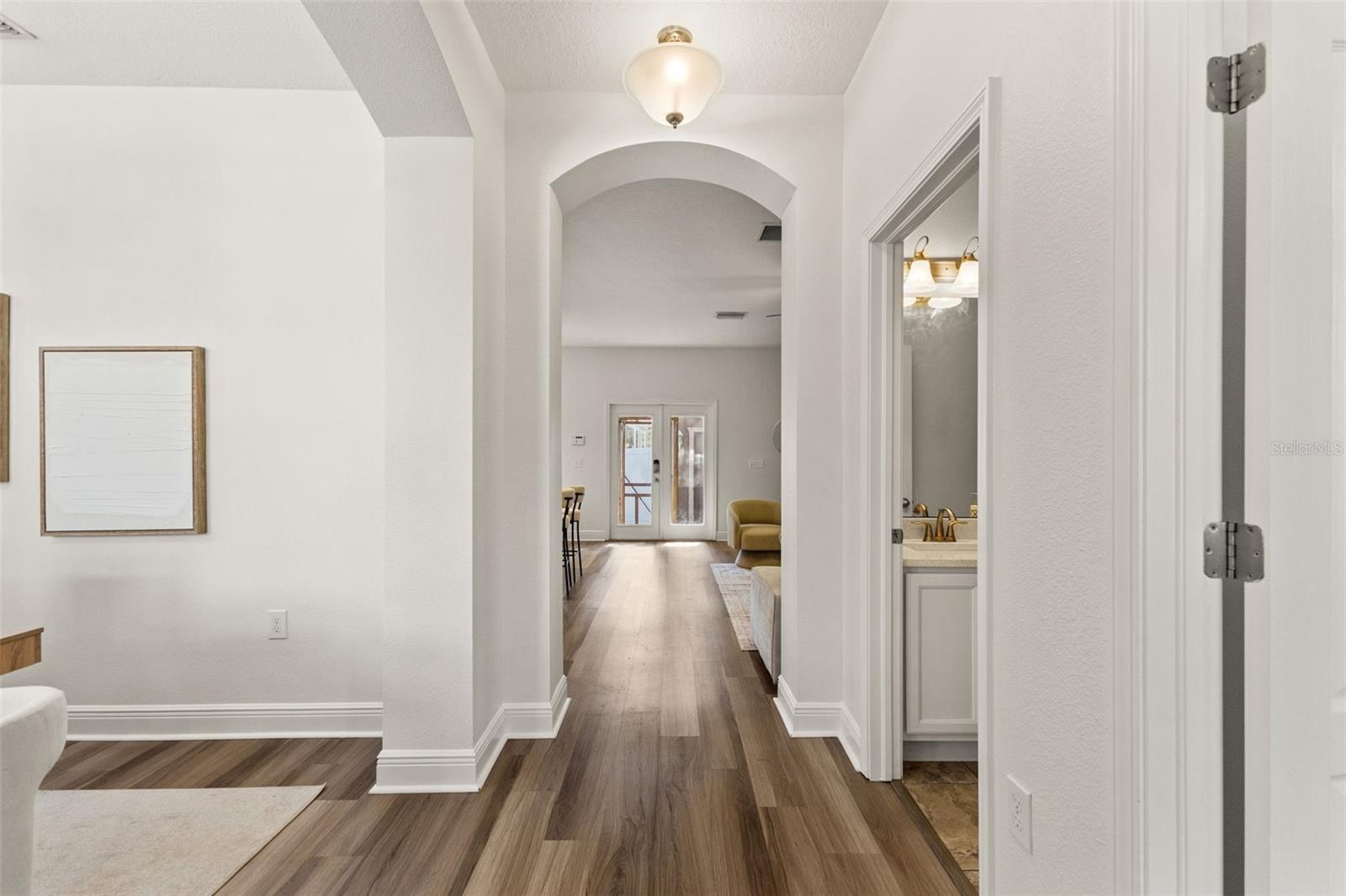 402 W HANNA AVE