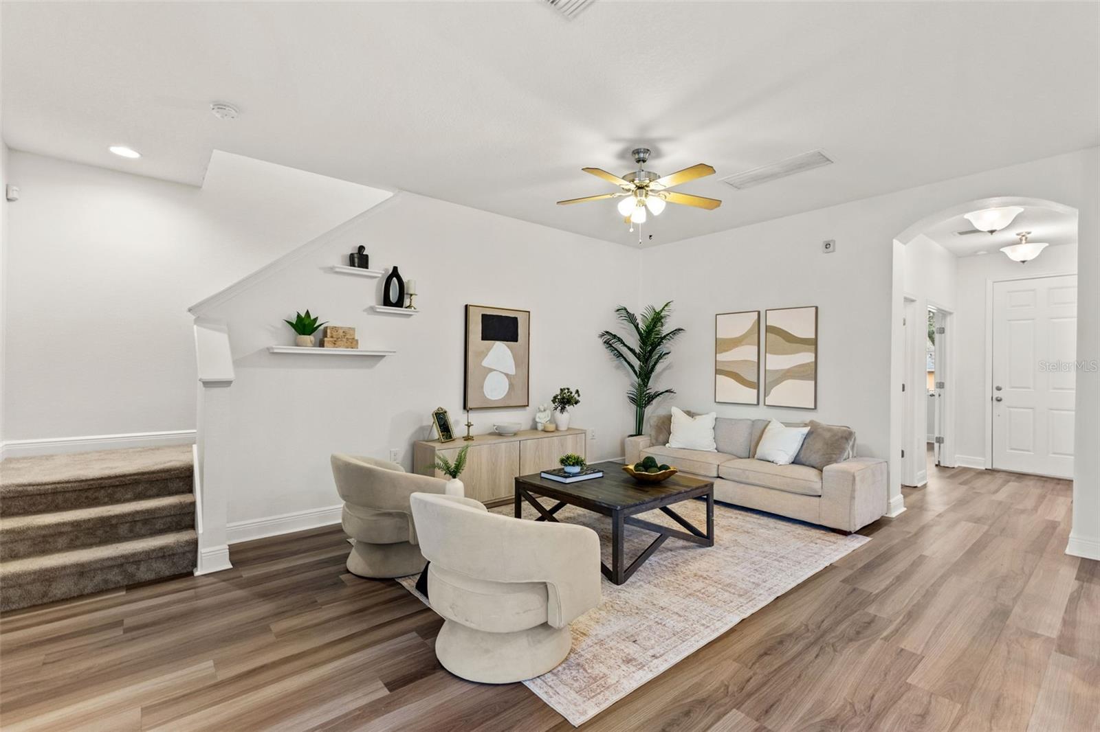 402 W HANNA AVE