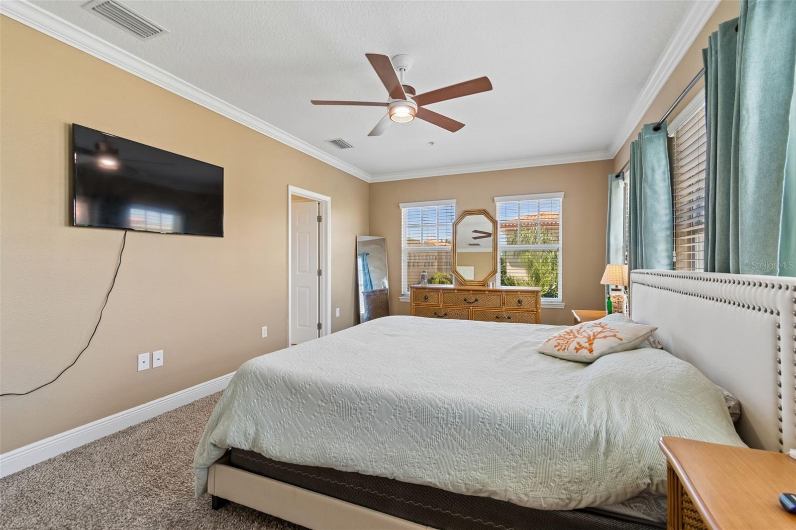 650 SIREN WIND LN